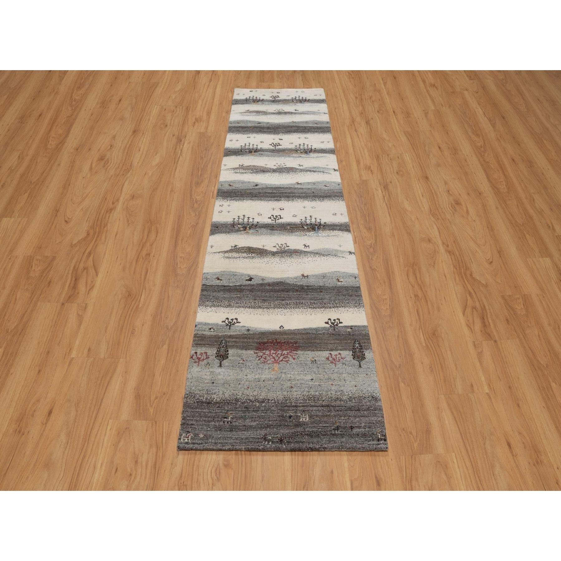 Chiffon White, Modern, Lori Buft Gabbeh with Small Animal Figurines, Hills Design, Thick and Plush, 100% Wool, Hand Knotted, Runner, Oriental Rug
Matières premières : Laine
Latex : Pas de poils 
hauteur : 0,25 pouces
Style : Contemporain
Couleur