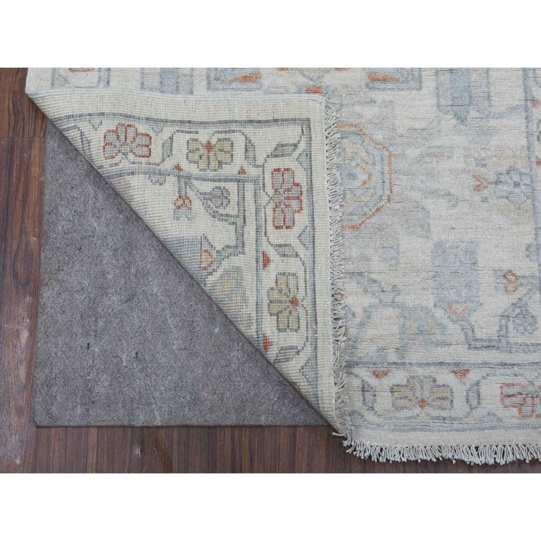 Dies ist eine wirklich echte one-of-a-kind White Wash Peshawar 100% Wolle handgeknüpft Läufer Oriental Rug. Es wurde monatelang von erfahrenen Handwerkern in der jahrhundertealten persischen Webtechnik gewebt.
Primäre MATERIALIEN: Wolle
Latex: Kein