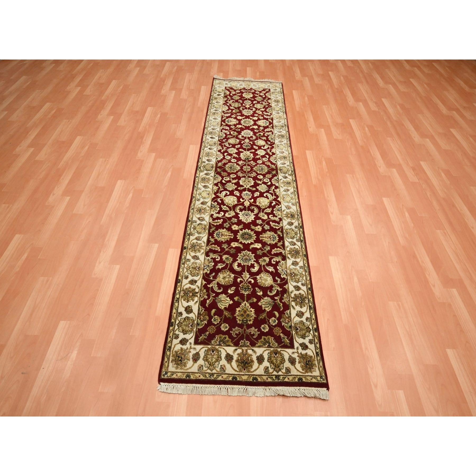 Engel Rot, Wolle und Seide, Weicher Flor, Rajasthan mit All Over Leaf Design, Handgeknüpft, Dick und Plüsch, Läufer, Orientteppich
Primäre MATERIALIEN: Wolle & Seide
Latex: Kein Flor 
Höhe: 0,25 Zoll
Stil: Traditionell
Grundfarbe: Rot
Sekundäre
