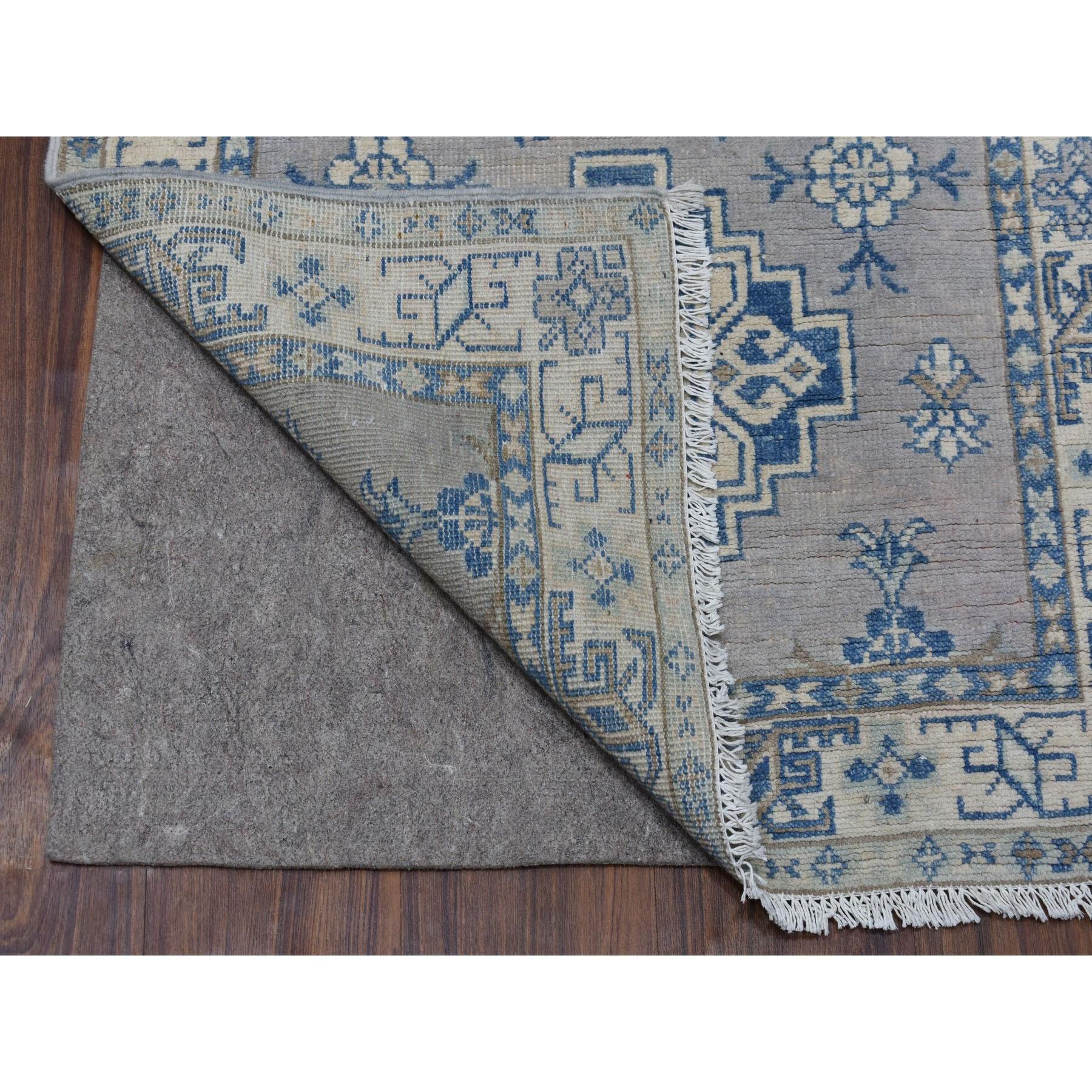 Dies ist eine wirklich echte one-of-a-kind Gray Wide Runner Natural Wool Afghan Vintage Look Kazak Hand Knotted Oriental Rug. Es wurde monatelang von erfahrenen Handwerkern in der jahrhundertealten persischen Webtechnik gewebt.
Primäre MATERIALIEN: