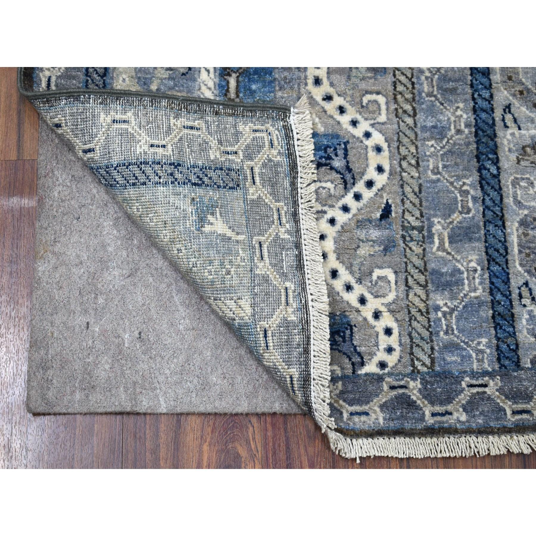 Il s'agit d'un véritable tapis de course en laine biologique Super Kazak gris avec motif de châle, noué à la main et unique en son genre. Il a été noué pendant des mois et des mois selon des techniques de tissage séculaires par des artisans