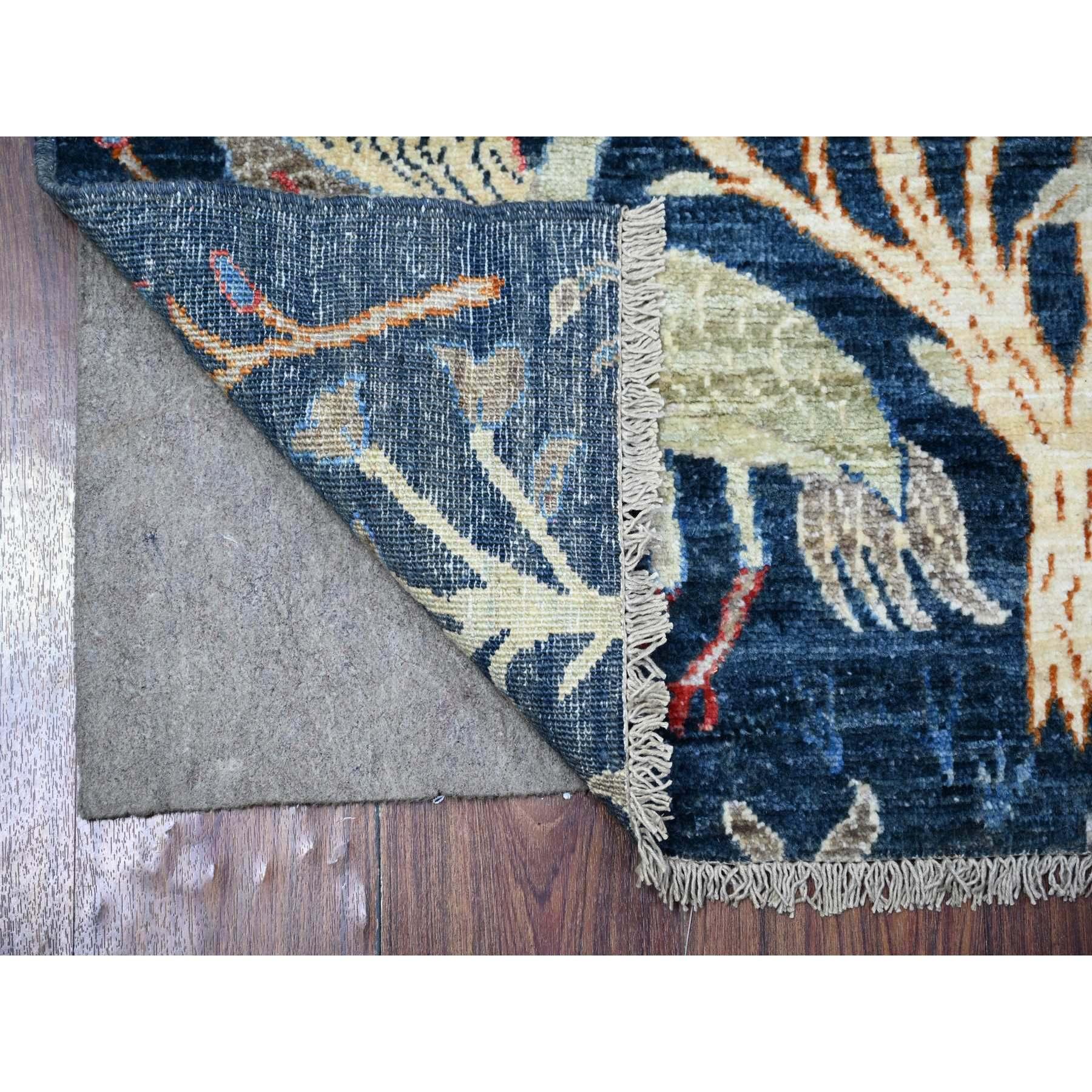 Millennium Blau, Afghan Peshawar mit Paradiesvögeln, Handgeknüpft, Pflanzenfarben, 100% Wolle, Läufer, Orientteppich<br /><br />
Primäre MATERIALIEN: Wolle
Latex: Kein Flor 
Höhe: 0,25 Zoll
Stil: Transitional
Grundfarbe: Blau
Sekundäre Farben: