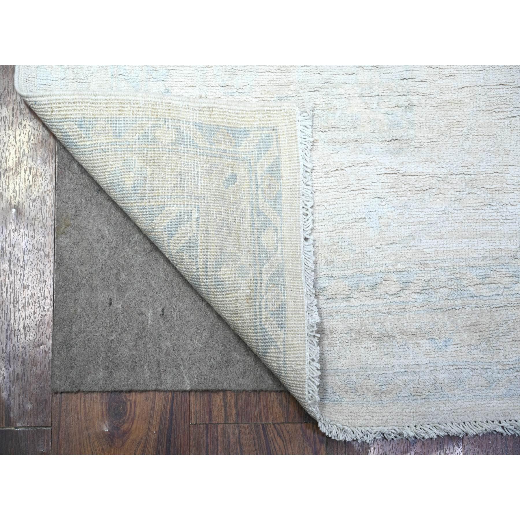 Il s'agit d'un véritable tapis d'Orient White Wash Whiting, noué à la main, en pure laine. Il a été noué pendant des mois et des mois selon des techniques de tissage séculaires par des artisans experts.
Matières premières : Laine
Latex : Pas de