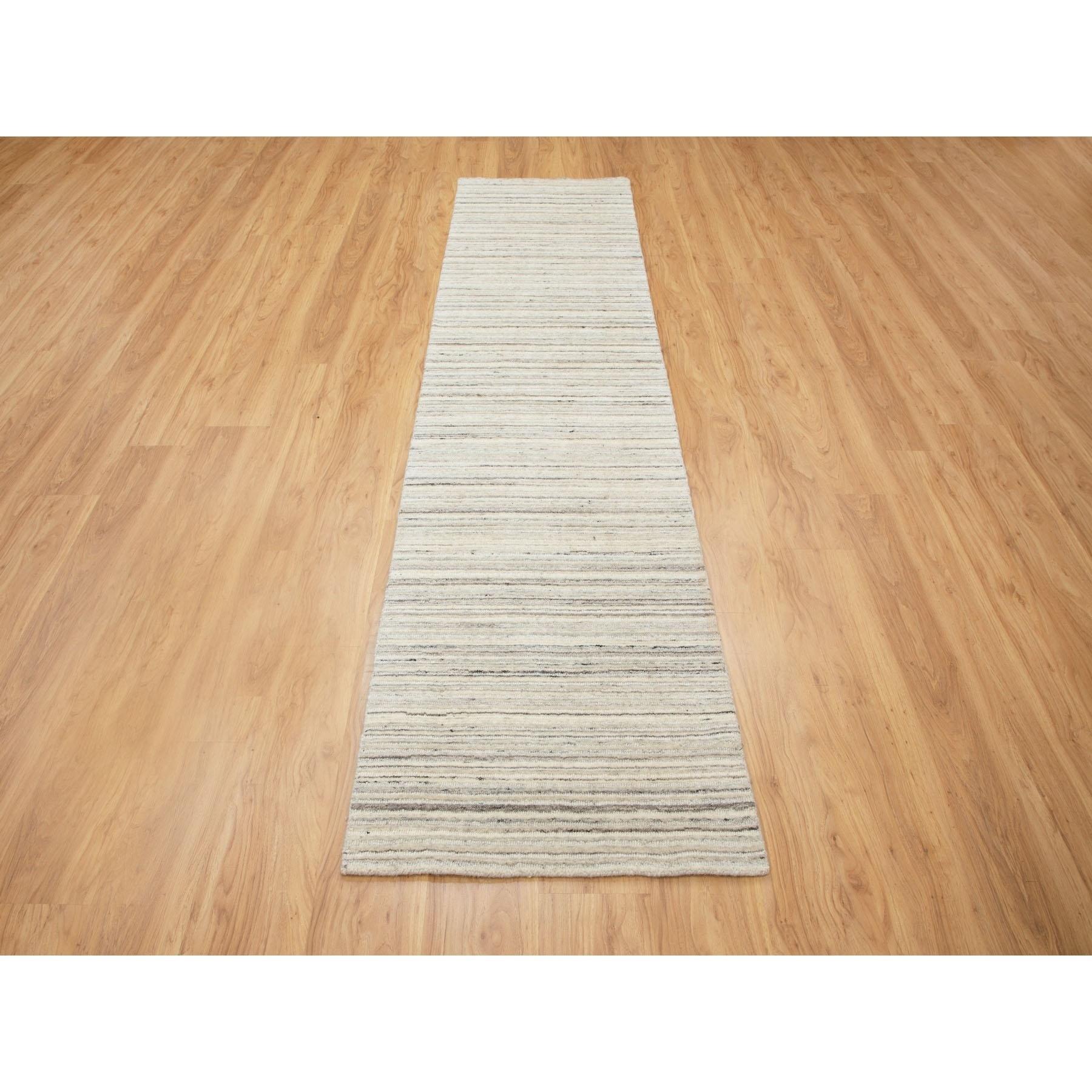 Dies ist eine wirklich echte one-of-a-kind Beige Hand Loomed Organic Wool Modern Runner Oriental Rug. Es wurde monatelang von erfahrenen Handwerkern in der jahrhundertealten persischen Webtechnik gewebt.
Primäre MATERIALIEN: Wolle
Latex: Kein Flor