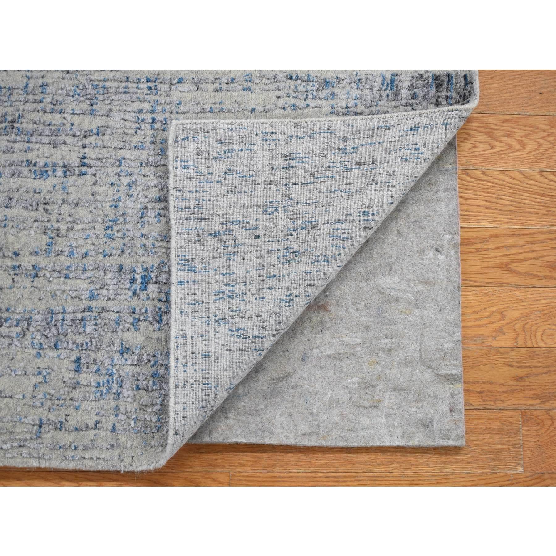 Tappeto orientale in lana e seta artistica, grigio chiaro e finemente lavorato a mano.
Materiali primari: Lana e seta artistica
Lattice: No Pile 
altezza: 0,25 pollici
Stile: Di transizione
Colore primario: Blu
Colori secondari: Blu Denim, Beige,