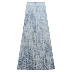 2'6"x9'8" Hellgrauer, handgefalteter moderner Teppich aus Wolle und Kunstseiden in Hellgrau mit feinem Jacquard