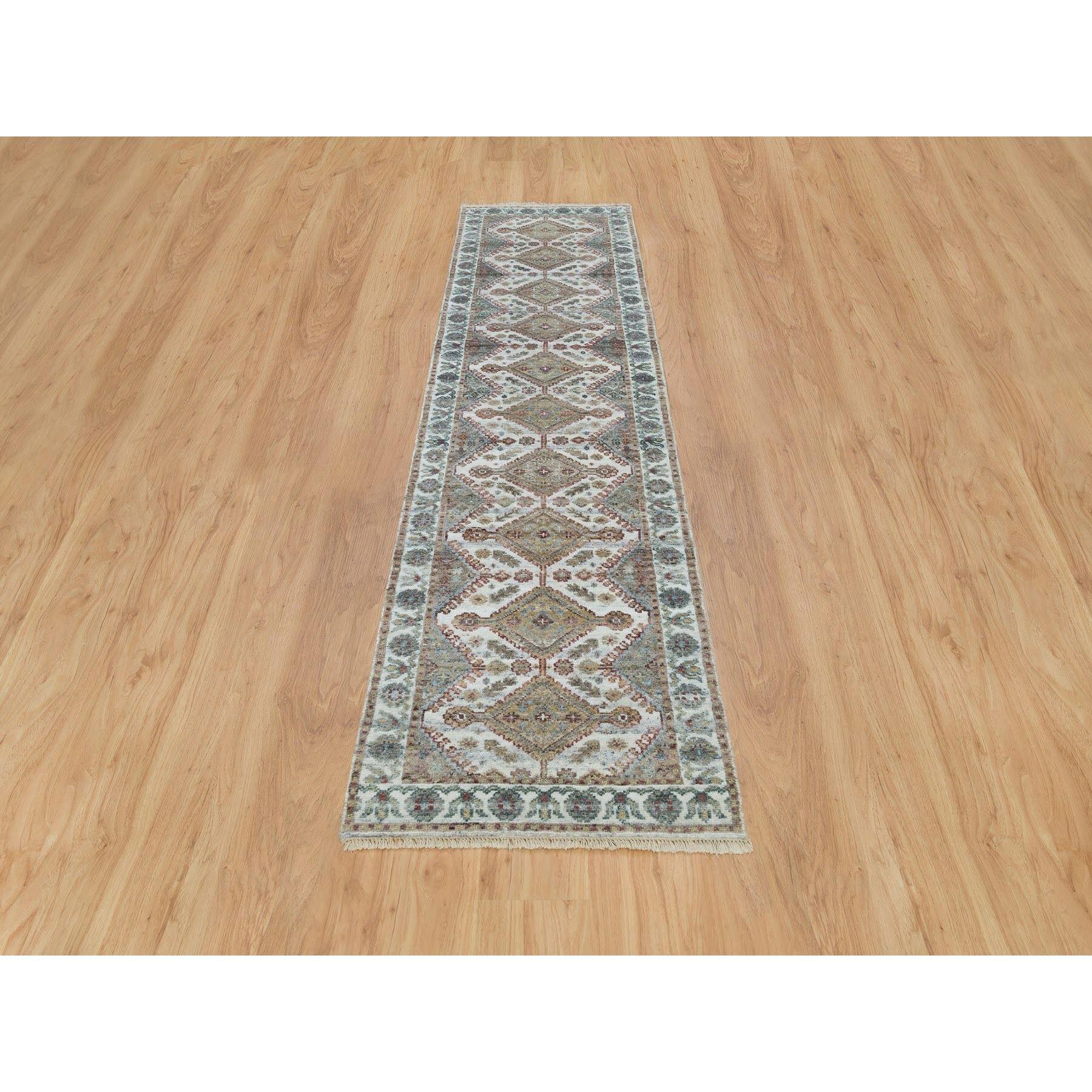 Si tratta di un autentico pezzo unico annodato a mano Shiraz Reimagined Unique Flower Rosettes Border Design, Tappeto orientale. È stato annodato per mesi e mesi con tecniche di tessitura secolari da esperti artigiani. Materiali primari: