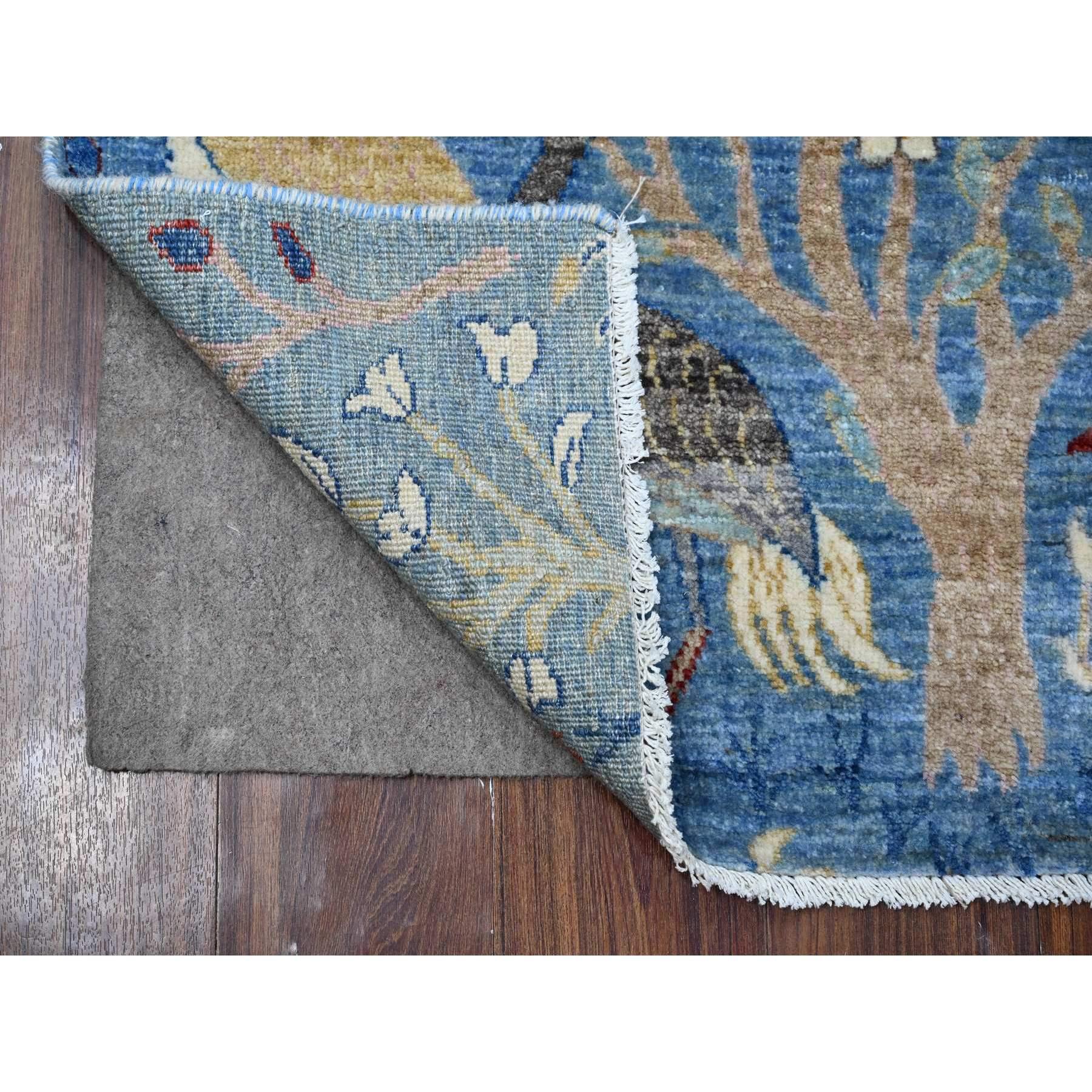 Ésta es una auténtica alfombra oriental afgana Peshawar con diseño de aves del paraíso, anudada a mano, de pura lana. Ha sido anudada durante meses y meses con técnicas artesanales de tejido centenarias por expertos artesanos.
Materiales primarios: