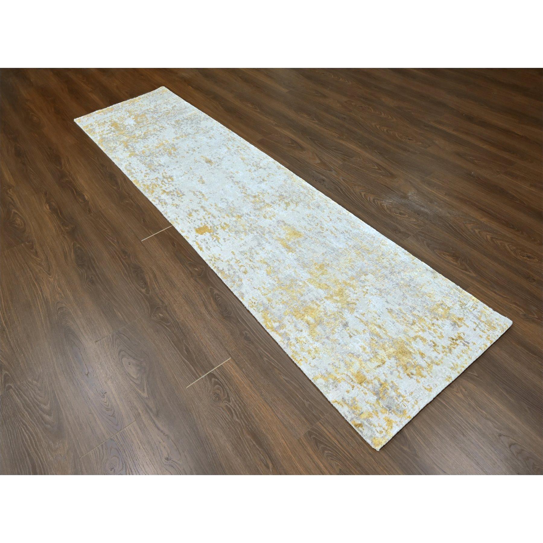 Beige et or, design abstrait, laine et soie, poils fins, tissage dense, noué à la main, chemin de table, tapis d'Orient
Matériaux primaires : Laine et soie
Latex : Pas de poils 
hauteur : 0,25 pouces
Style : Contemporain
Couleur primaire :