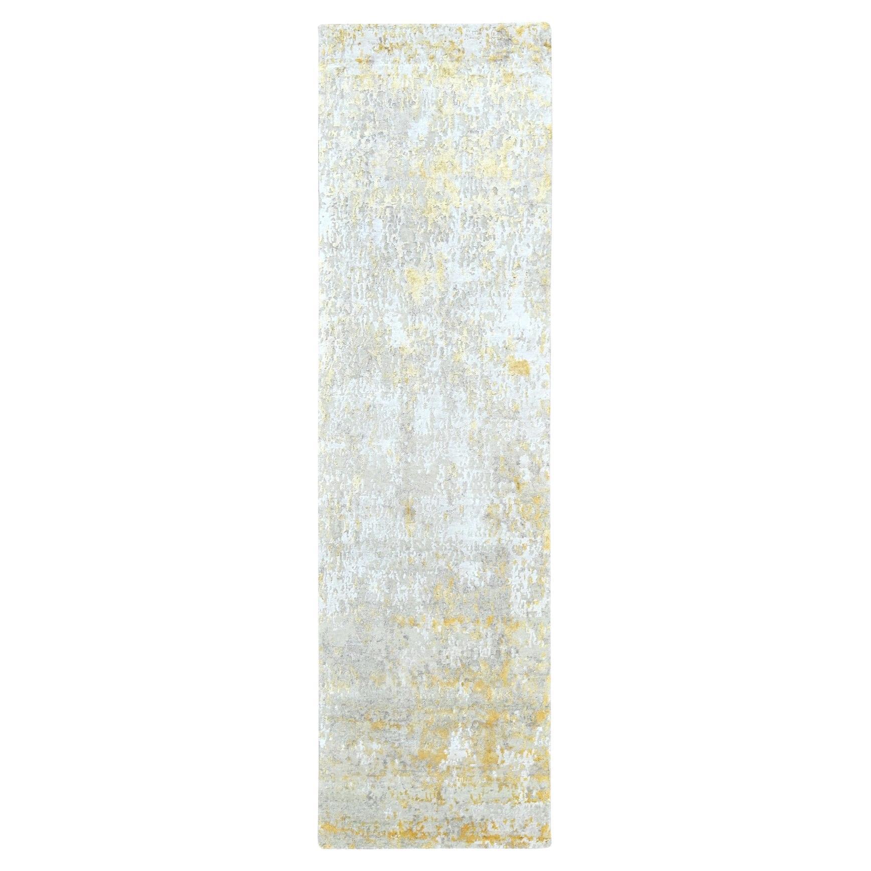 2'6"x9'9" Beige mit abstraktem Design aus Wolle und Seide Hi-Low Pile Läufer in Gold