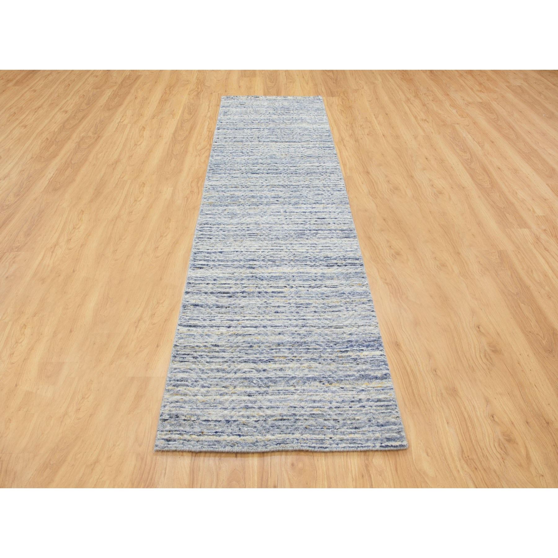 Il s'agit d'un véritable tapis moderne en pure laine, tissé à la main, au design texturé bleu varié. Il a été tissé pendant des mois et des mois selon les techniques séculaires de l'artisanat persan par des artisans experts.
Matières premières :