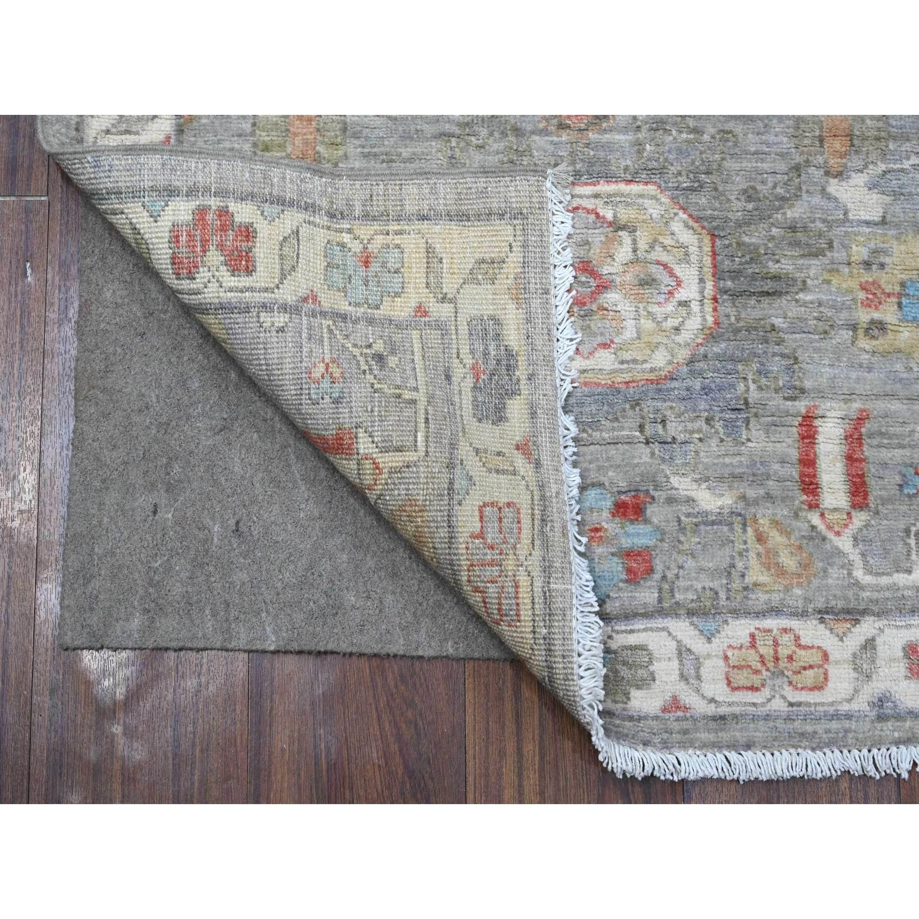 Si tratta di un autentico esemplare unico di Fine Aryana Collection con design persiano nord-occidentale, annodato a mano, in pura lana, tappeto orientale. È stato annodato per mesi e mesi con tecniche di tessitura secolari da esperti