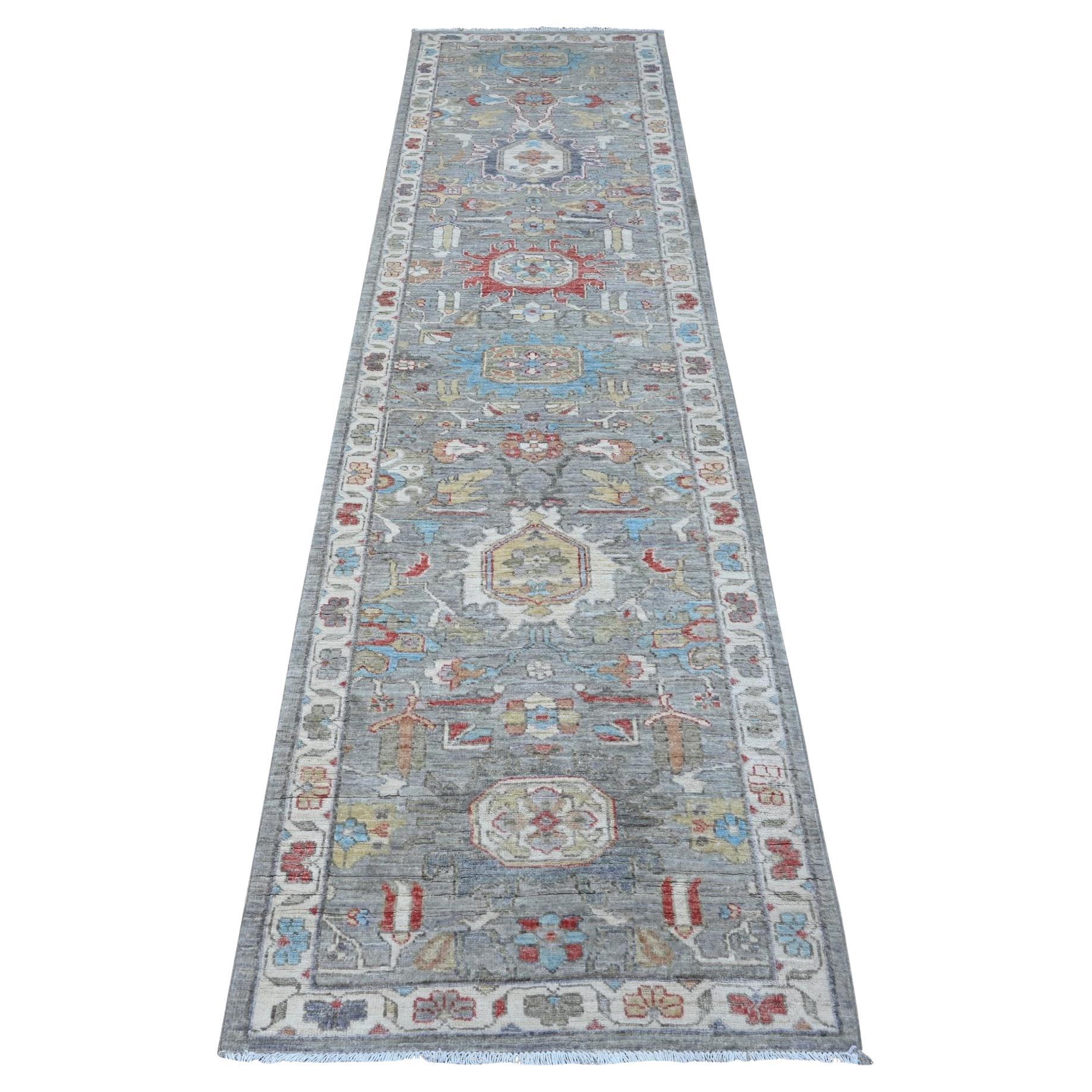 2'6"x9'9" Lavagrauer, handgeknüpfter, orientalischer Teppich aus Wolle, Nord-West-Persisches Design