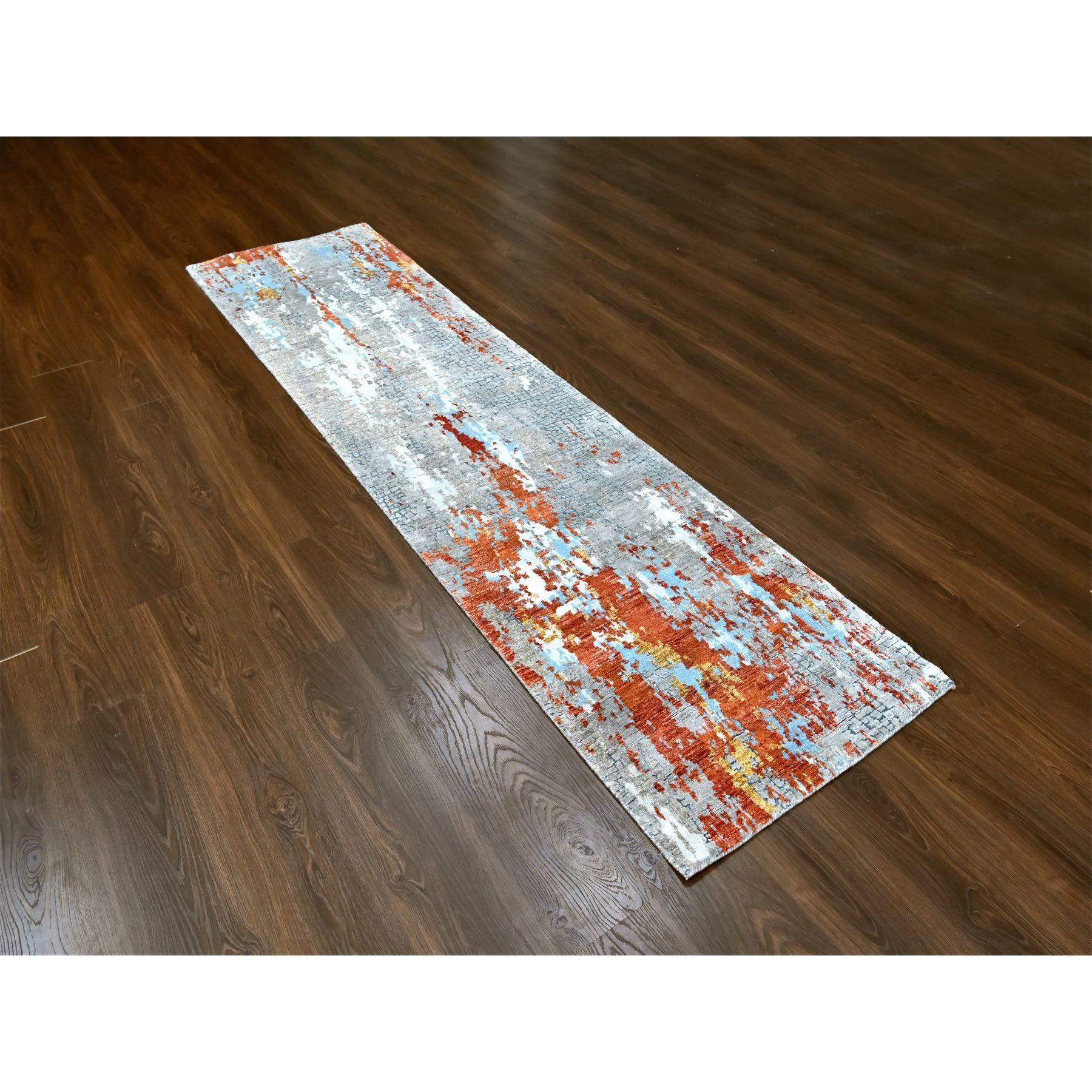 Orange rouille et gris moyen, noué à la main, abstrait avec motif de mosaïque de feu, laine et soie, tapis de course, tapis d'Orient
Matériaux primaires : Laine et soie
Latex : Pas de poils 
hauteur : 0,25 pouces
Style : Contemporain
Couleur
