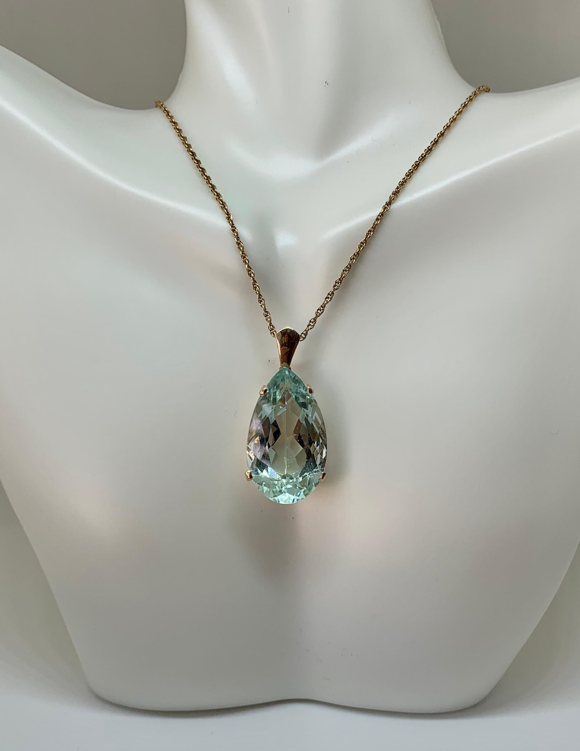 27 Carat Aquamarine Pendant Pear Shape Necklace 14 Karat Gold Antique In Excellent Condition In New York, NY