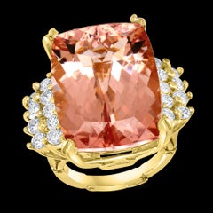 27 Karat Morganit & Diamant-Cocktailring aus 14 Karat Gelbgold in Kissenform mit Kissenschliff