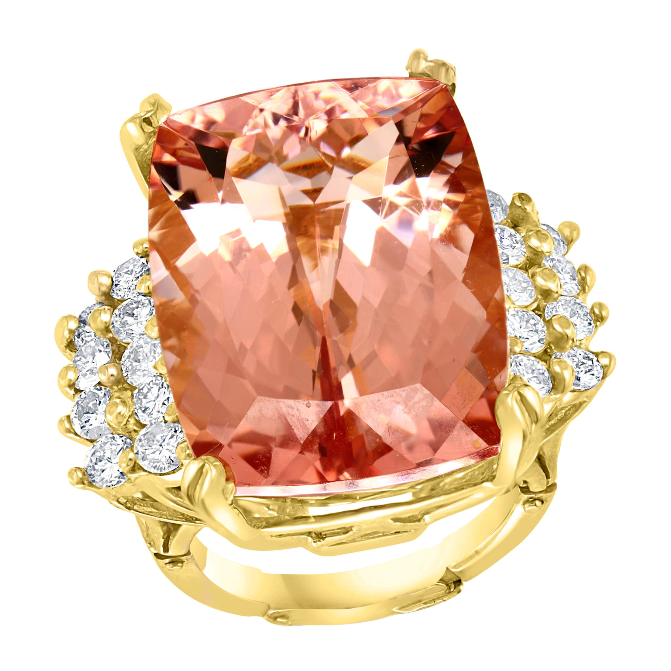 Bague cocktail en or jaune 14 carats, Morganite et diamants de forme coussin de 27 carats