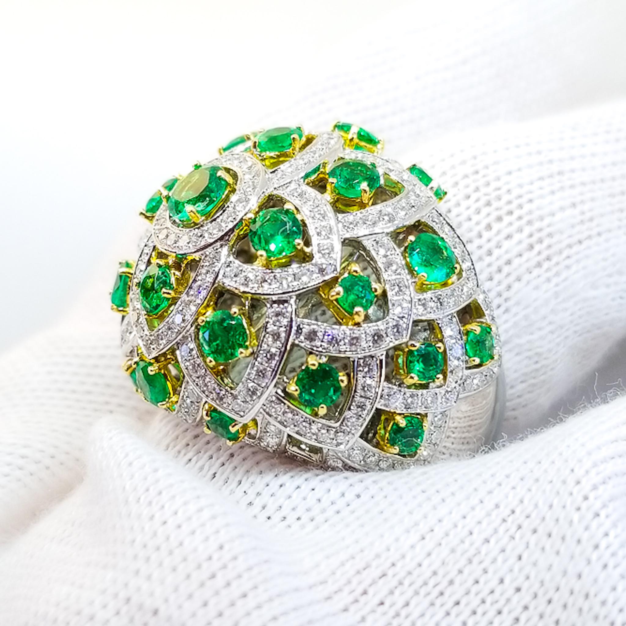 2.7 Carat Emerald and 1.8 Carat White Diamond Lotus Flower Bombe Ring 18 Karat For Sale 7