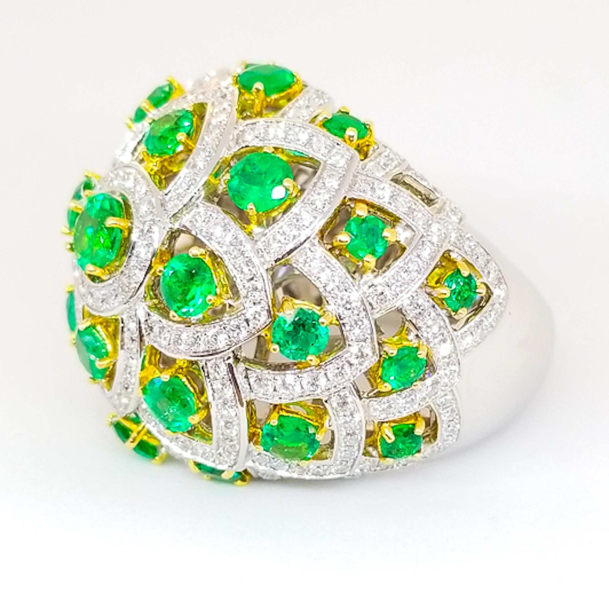 2.7 Carat Emerald and 1.8 Carat White Diamond Lotus Flower Bombe Ring 18 Karat For Sale 1