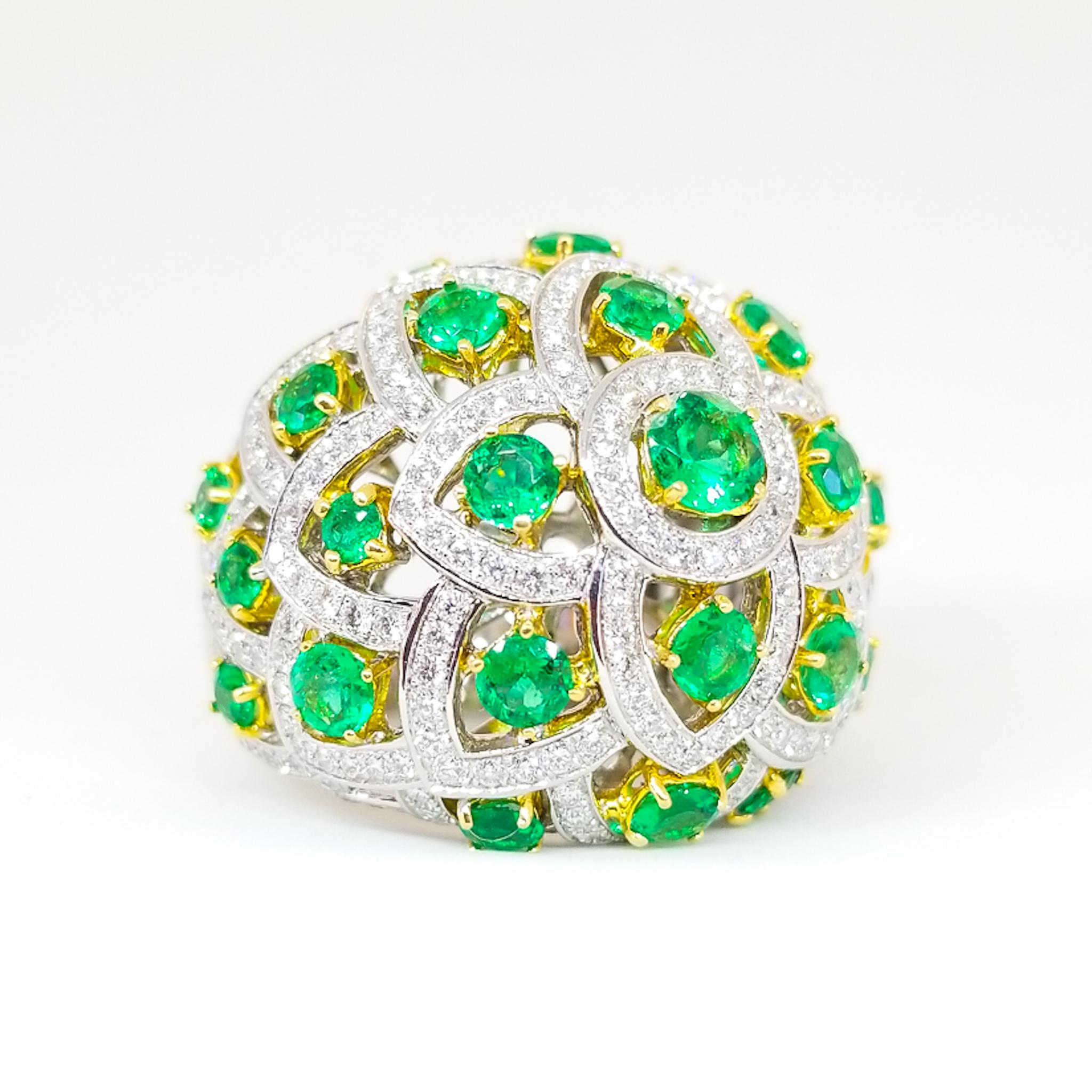 2.7 Carat Emerald and 1.8 Carat White Diamond Lotus Flower Bombe Ring 18 Karat For Sale 3