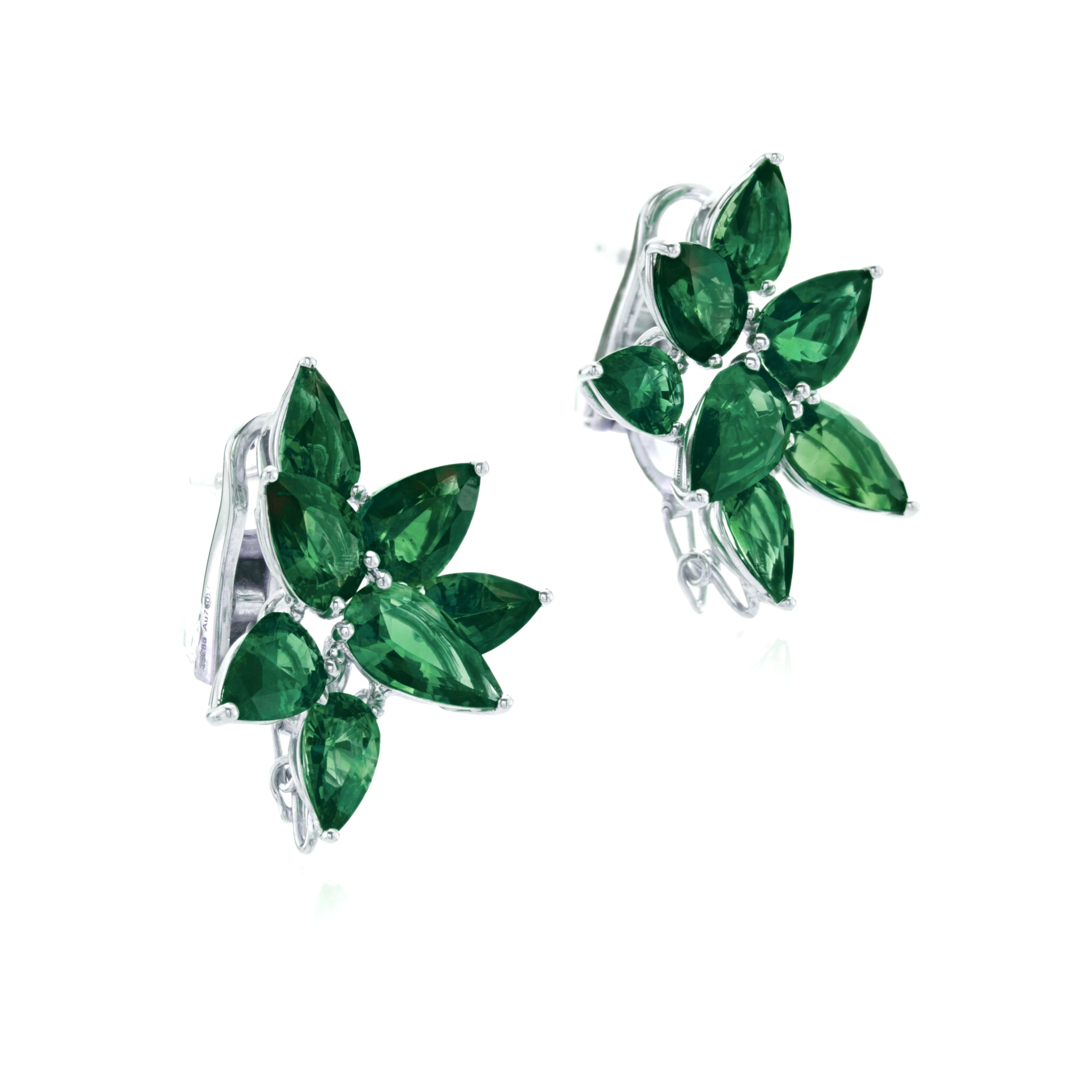 Taille poire Boucles d'oreilles en platine avec émeraude verte de 27 carats, taille poire, en grappe en vente
