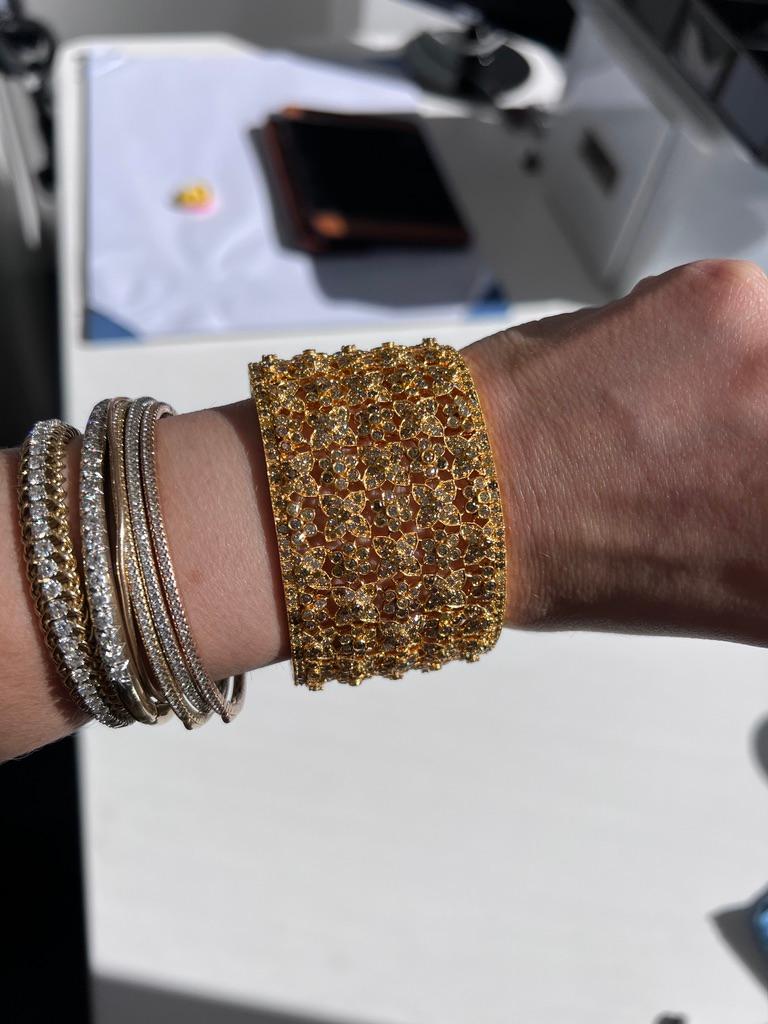27 Carati Multi Fancy Color Diamond Bracciale Bangle in vendita 4