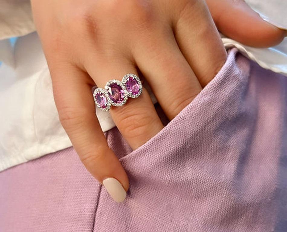 Taille ovale 2.7 Carat Pink Sapphire Three Stone Halo Ring (bague à trois pierres) en vente