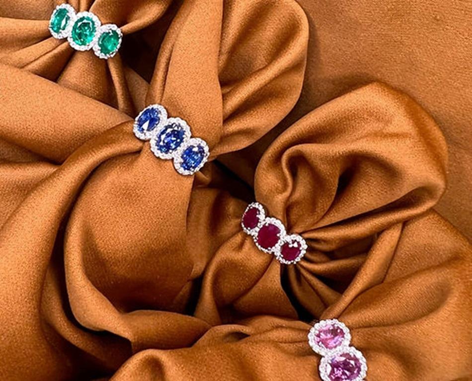 2.7 Carat Pink Sapphire Three Stone Halo Ring (bague à trois pierres) Pour femmes en vente