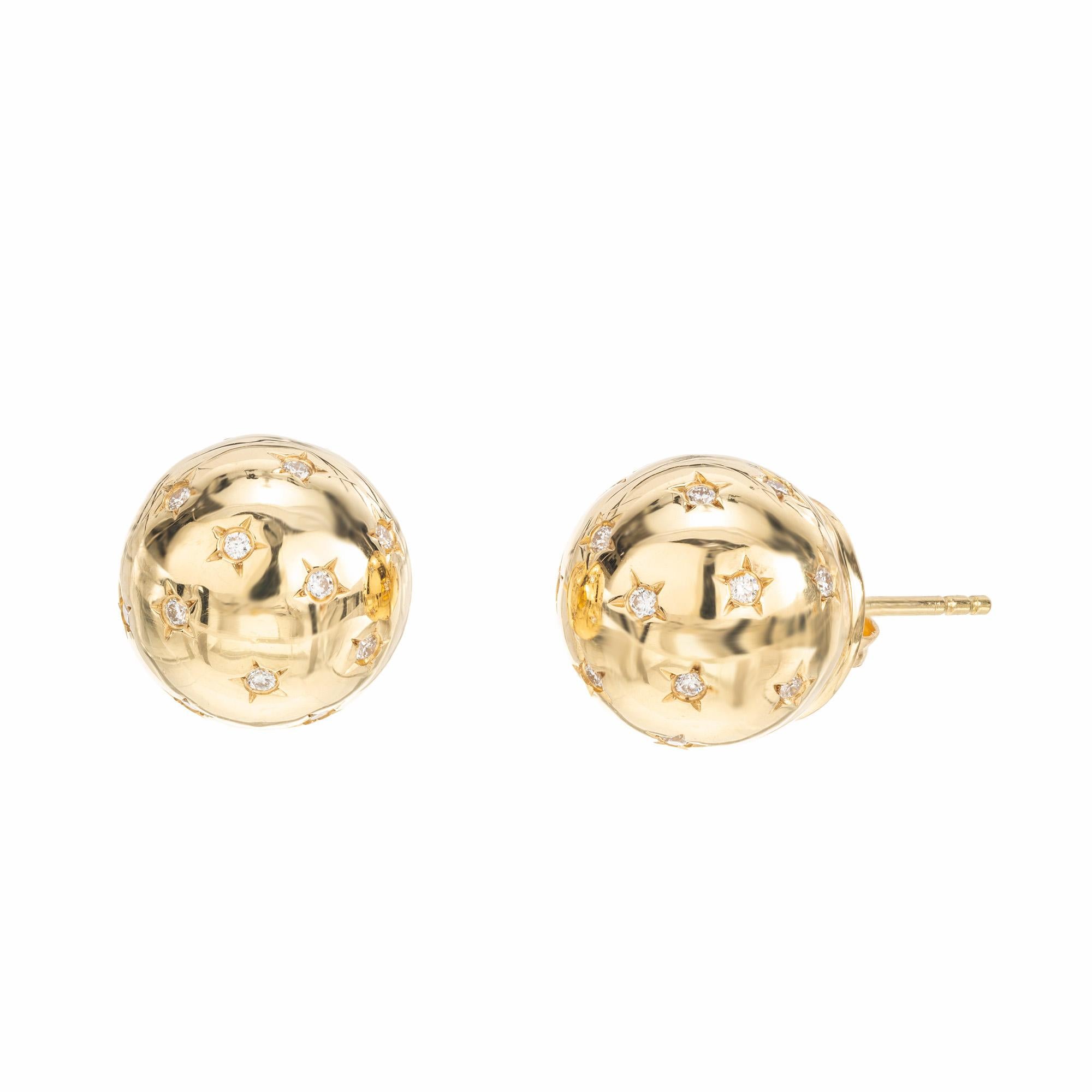 Taille ronde Boucles d'oreilles Ball and Ball en or jaune avec diamants ronds de .27 carats taillés en brillant en vente