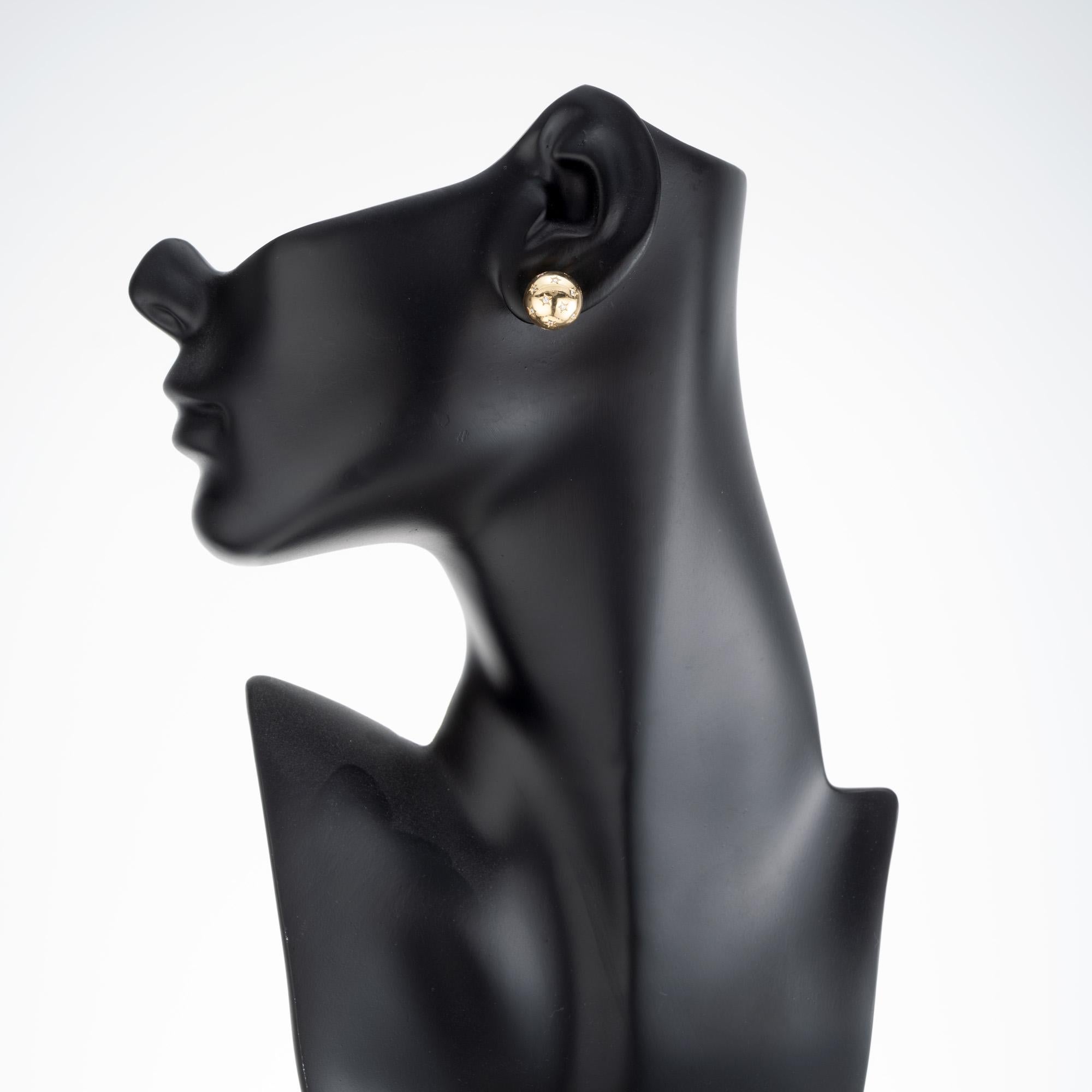 Boucles d'oreilles Ball and Ball en or jaune avec diamants ronds de .27 carats taillés en brillant en vente 1