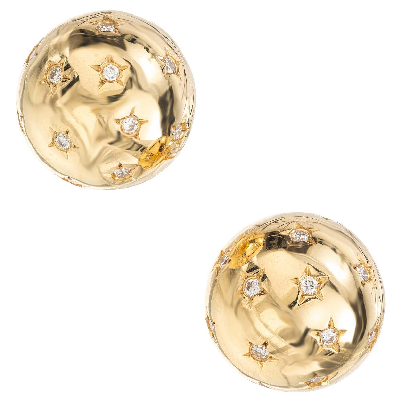 Orecchini a sfera in oro giallo con diamante rotondo taglio brillante da .27 carati