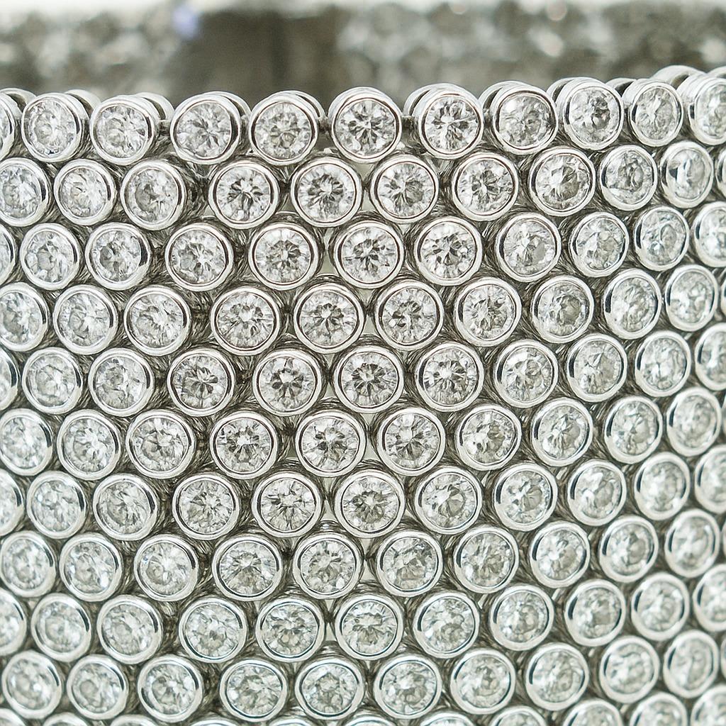 Moderno Bracciale con castone di diamanti rotondi da 27 carati 18k in vendita