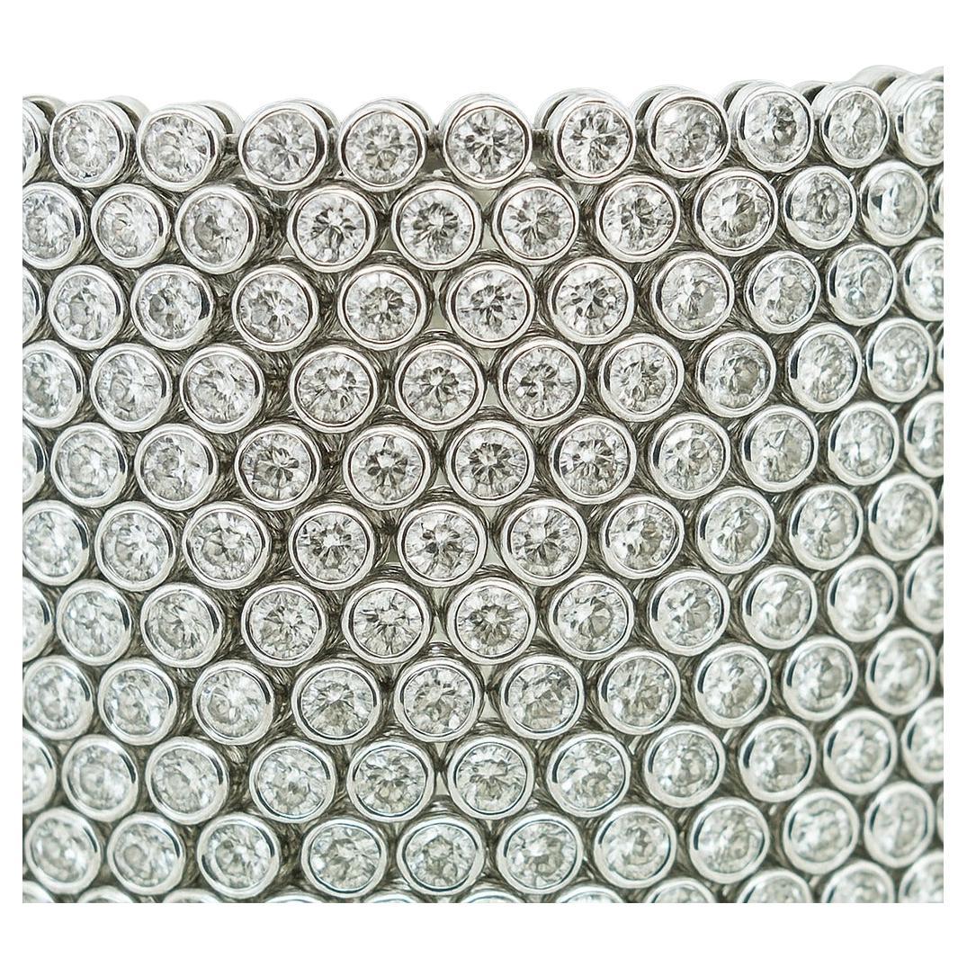 Questo eccezionale bracciale largo è realizzato con maestria in oro bianco massiccio 18 carati, mostrando una notevole maestria e una raffinatezza senza tempo.
Con un peso di circa 108 grammi e misure di 8 pollici di lunghezza per 1¼ di larghezza,