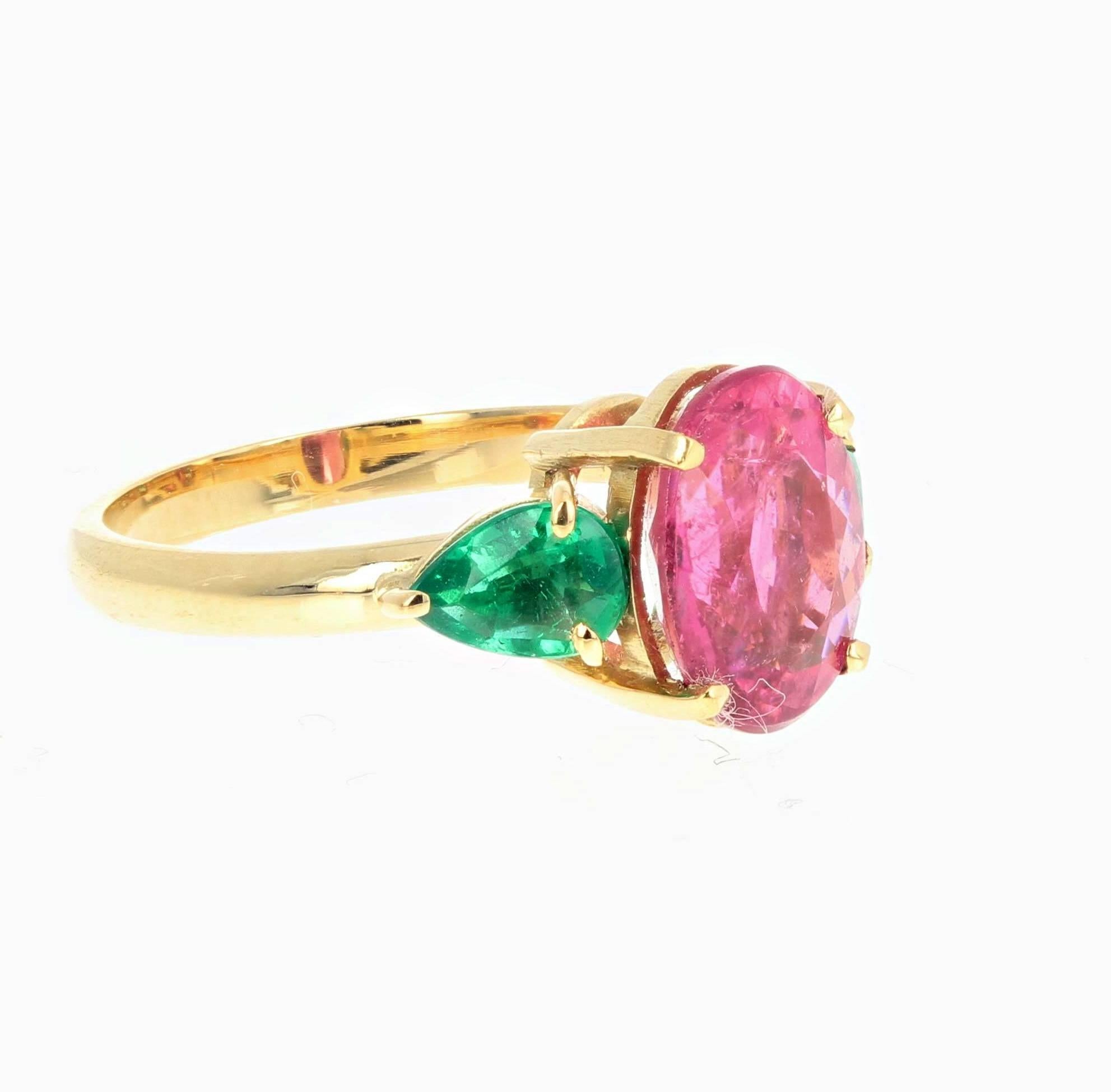 Women's or Men's AJD Elegant Glittering 2.7 Carat Tourmaline & Emerald 18 Kt Yellow Gold Ring For Sale