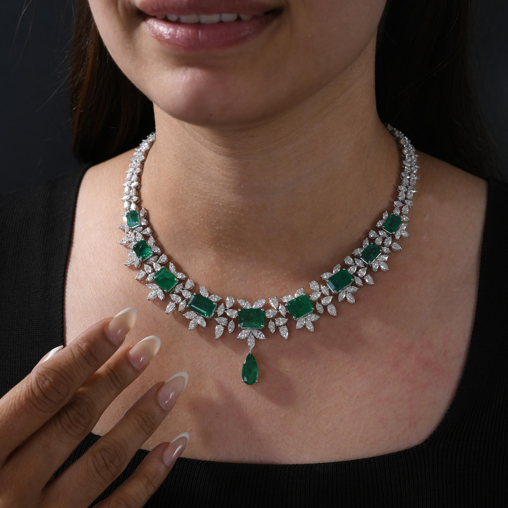 Dieses exquisite Collier aus 18-karätigem Gold ist mit einem sambischen Smaragd von 27,06 Karat und funkelnden Diamanten von 31,19 Karat besetzt.

FOLLOW SPECTRUM JEWELS Storefront, um die neueste Collection'S und exklusive Stücke zu sehen. Spectrum