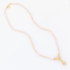 Collana di perle champagne da 27" con ciondolo incrostato di cristalli di Nolan Miller, anni '80