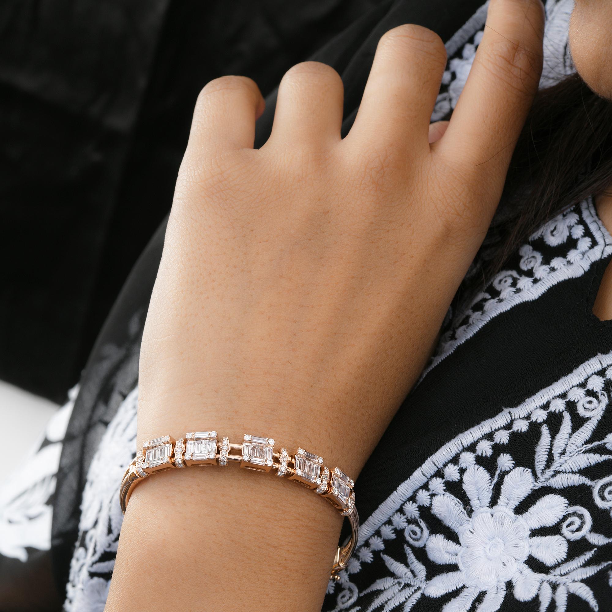 2,7 qt Pulsera de diamantes naturales talla baguette Oro rosa de 18 quilates
Este racimo de brazalete está meticulosamente engastado con Diamantes talla Baguette  diseño contemporáneo para maximizar el brillo general. La pieza central baguette está