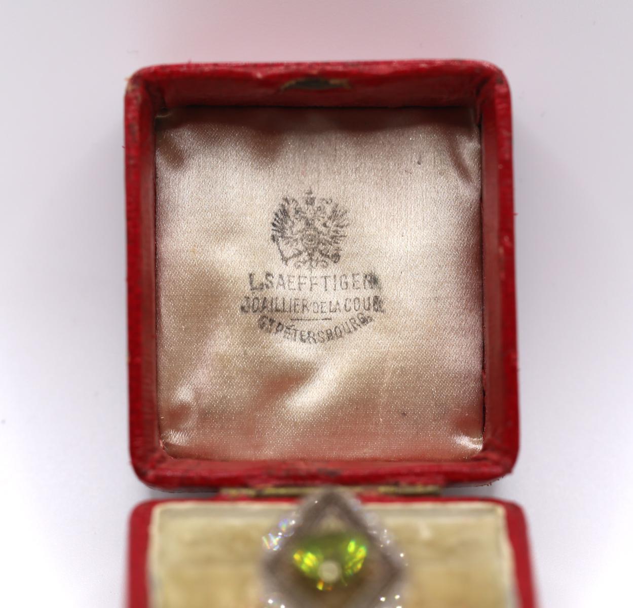 2.7 Ct Peridot Platinum Yellow Gold European Ring Boxed, 1900 For Sale 4