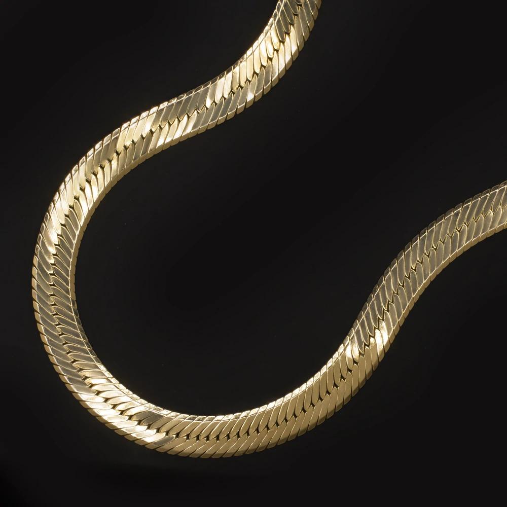 Die breite Fischgräten-Halskette aus massivem Gelbgold sieht robust aus und fühlt sich gut an. Diese Kette ist aus massivem 14-karätigem Gelbgold gefertigt, im Gegensatz zu den vielen beschichteten oder hohlen Gliederketten auf dem Markt. Mit einer