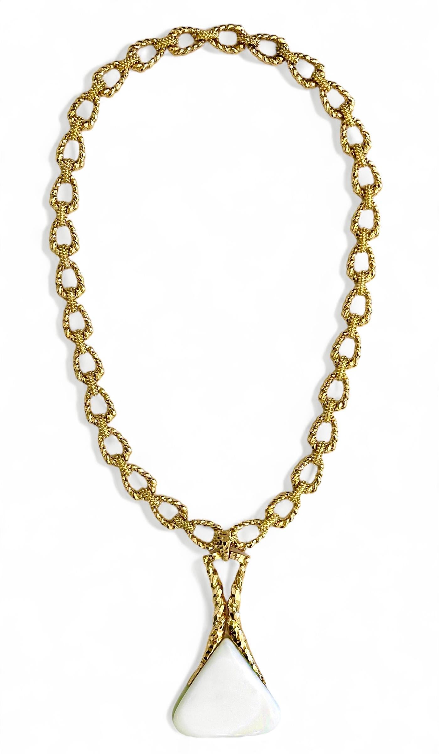 This classic 18k yellow gold long, open link necklace by French designer, Wander, with removable 14k yellow gold and white onyx pendant, personify pure French Mid-20th Century dramatic style and 