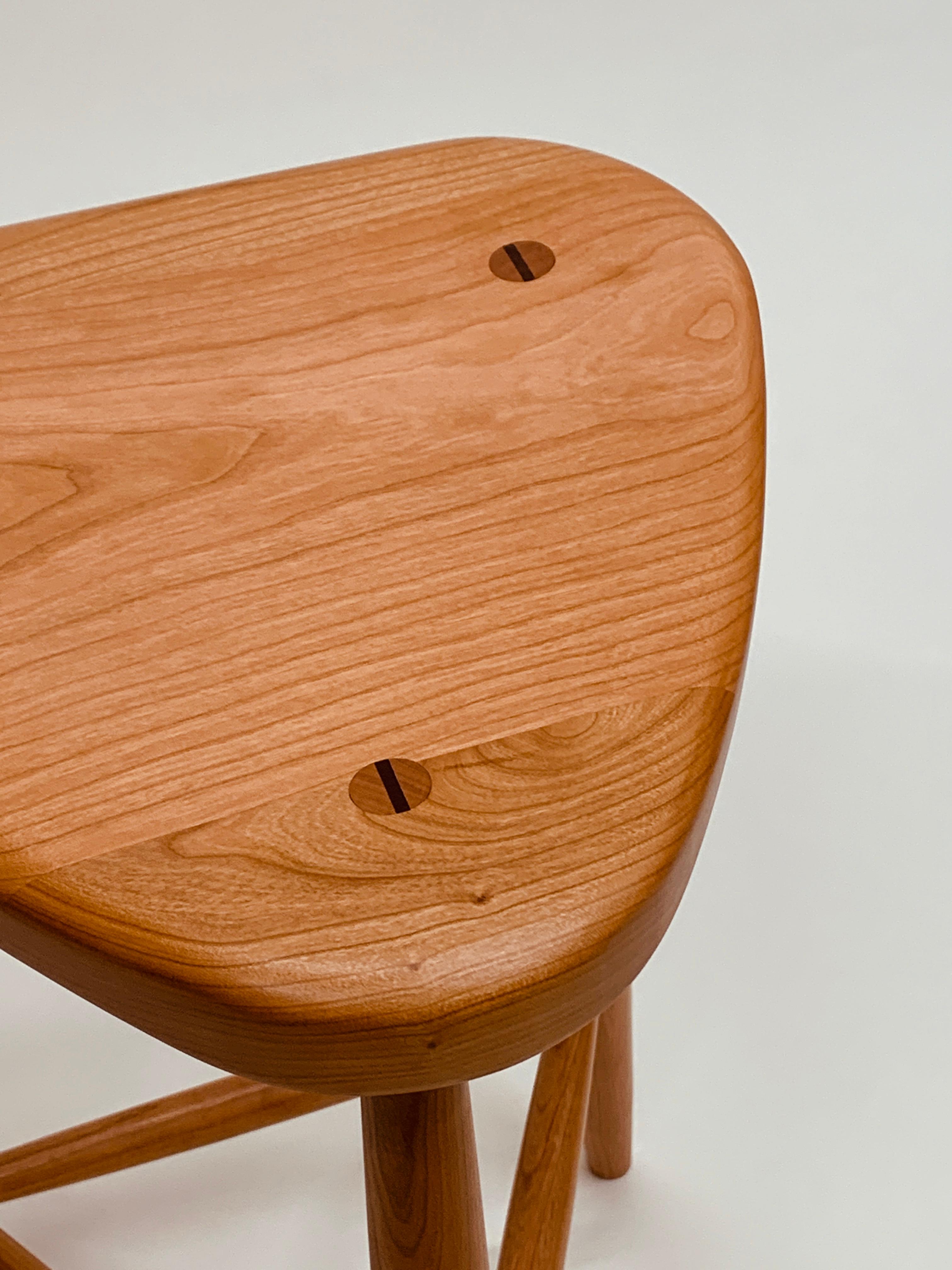 Mid-Century Modern Tabouret Trina à 3 pieds en cerisier avec chevilles entrelacées de 27 pouces en vente