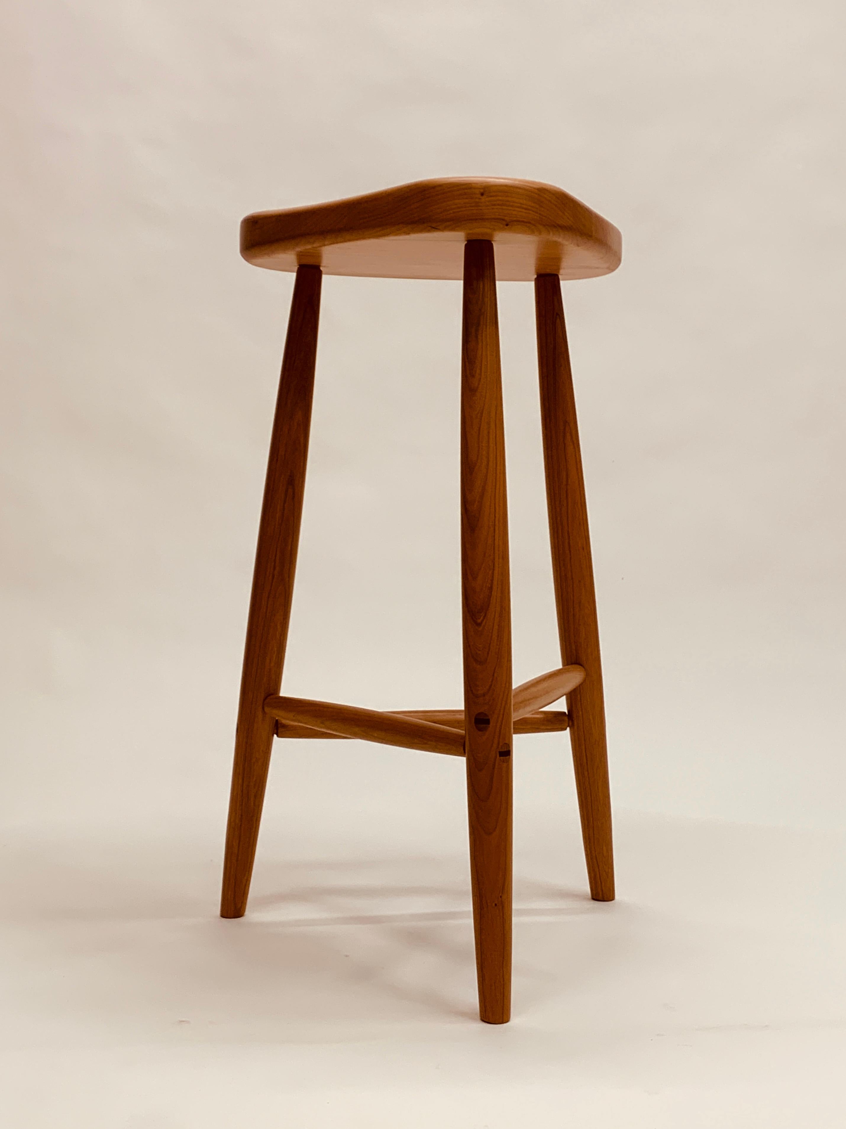 Tabouret Trina à 3 pieds en cerisier avec chevilles entrelacées de 27 pouces Neuf - En vente à Goshen, IN