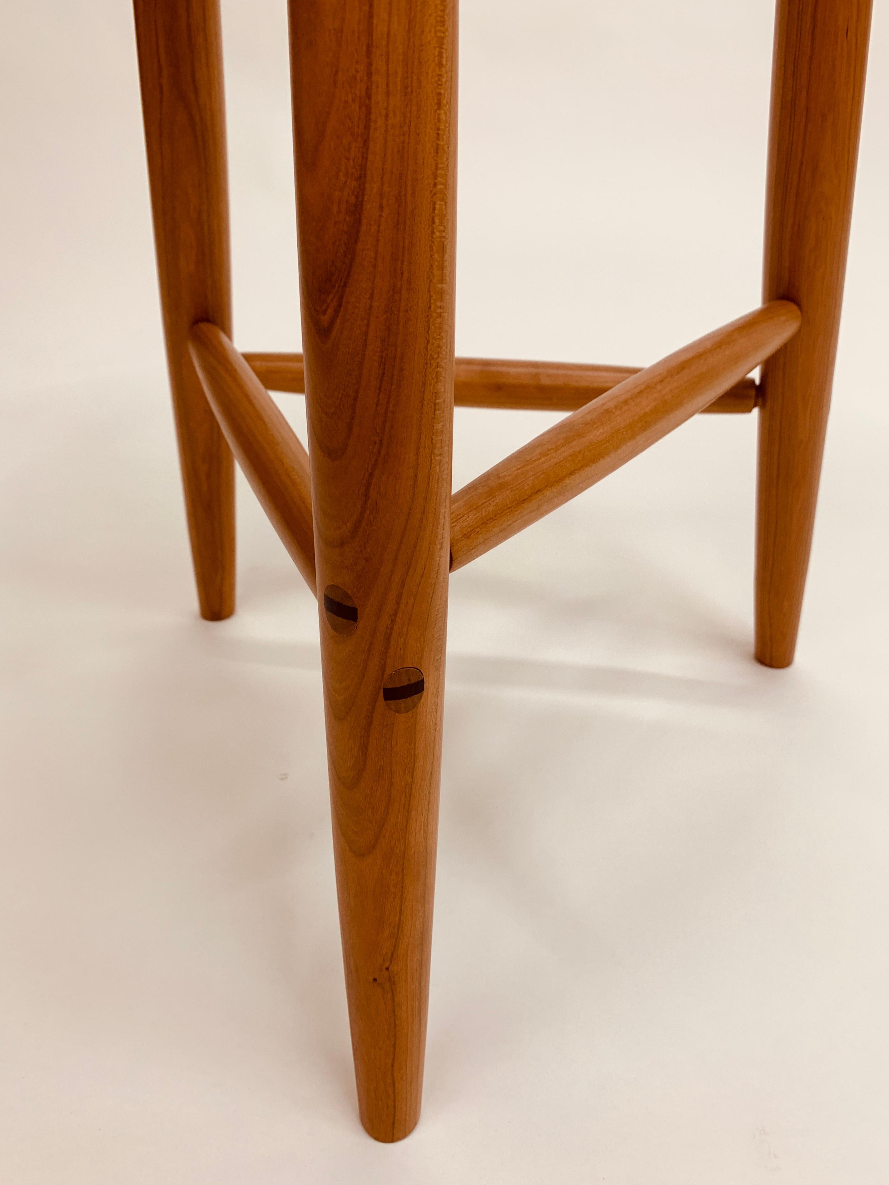 Travail du bois Tabouret Trina à 3 pieds en cerisier avec chevilles entrelacées de 27 pouces en vente