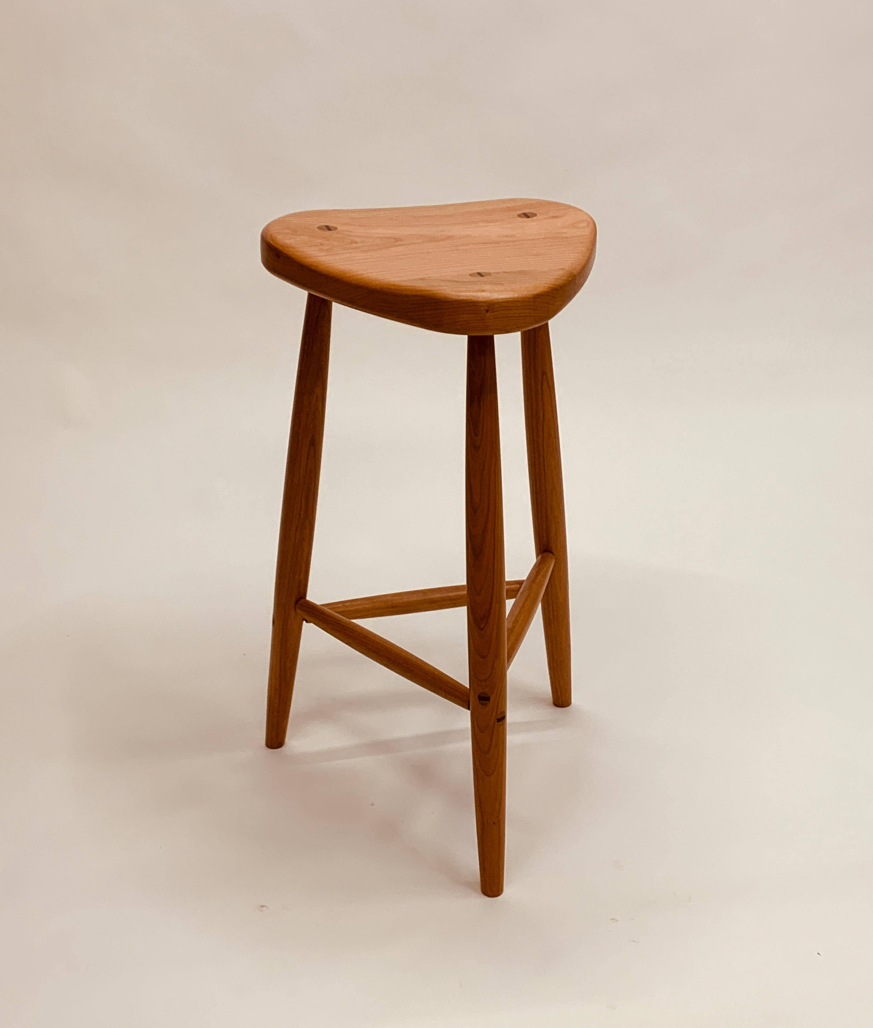 XXIe siècle et contemporain Tabouret Trina à 3 pieds en cerisier avec chevilles entrelacées de 27 pouces en vente