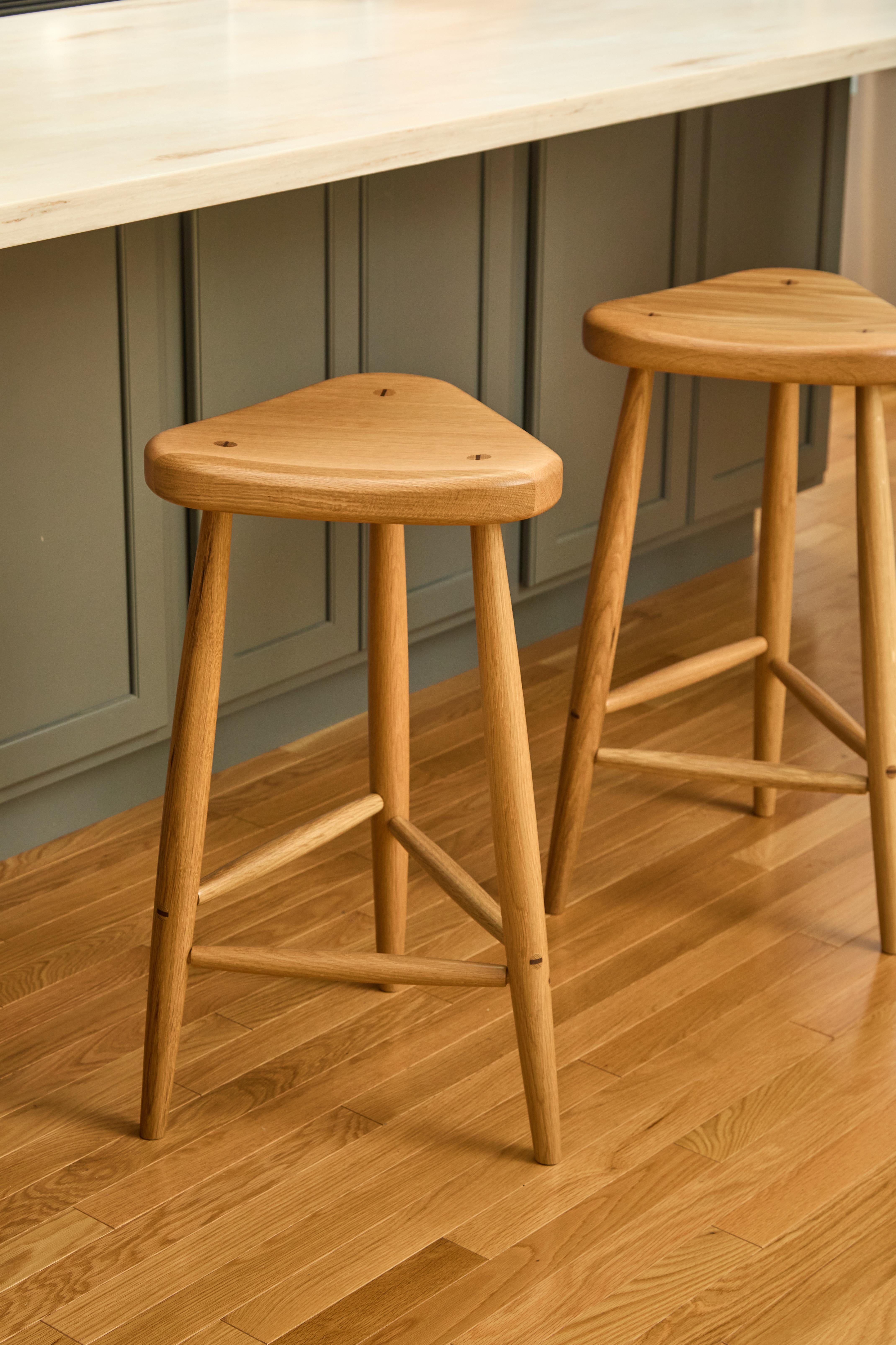 Mid-Century Modern Tabouret à 3 pieds Trina de 27 pouces en Oak Oak blanc avec des chevilles à travers les chevilles en vente