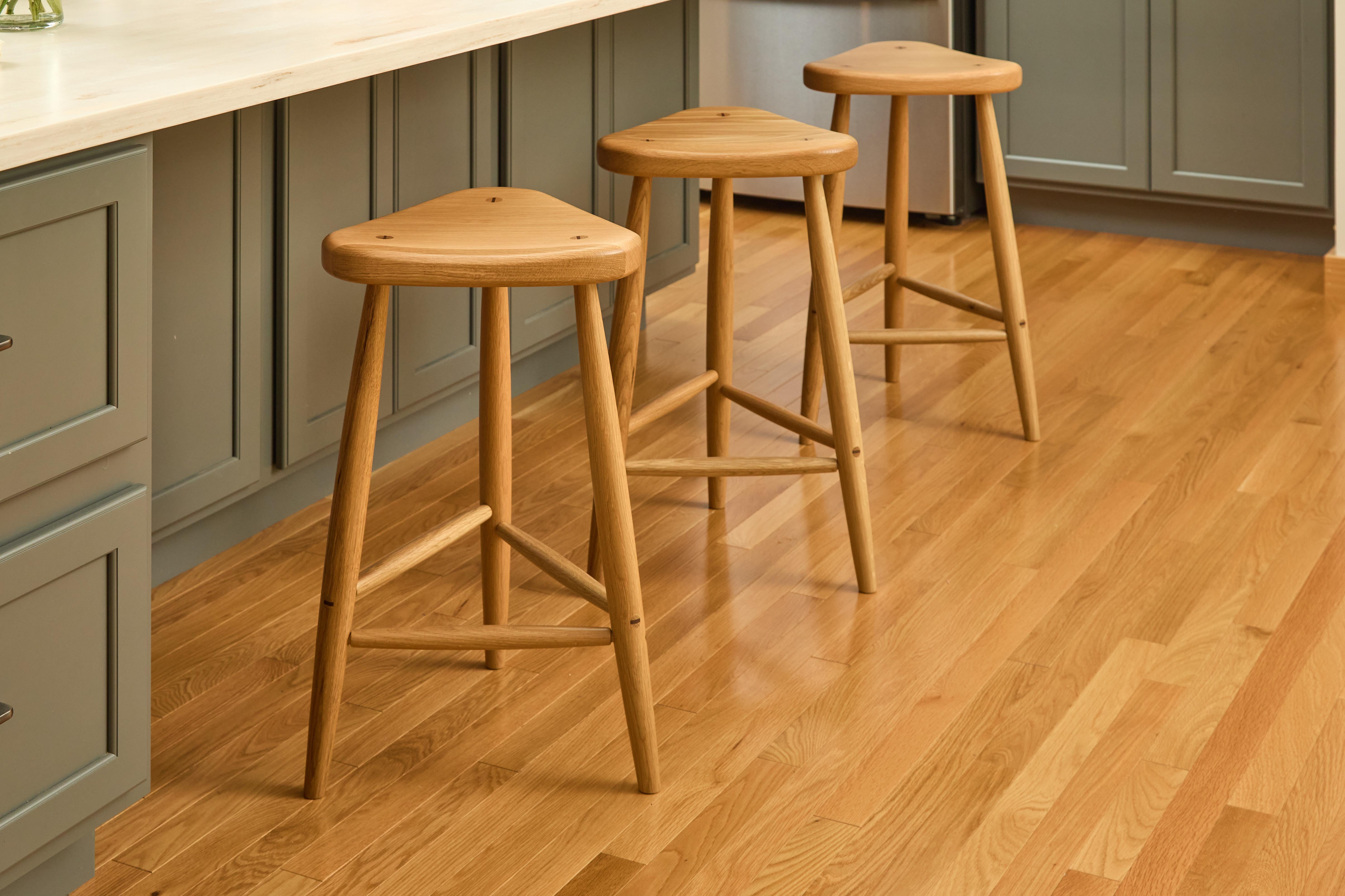 Bois de feuillus Tabouret à 3 pieds Trina de 27 pouces en Oak Oak blanc avec des chevilles à travers les chevilles en vente