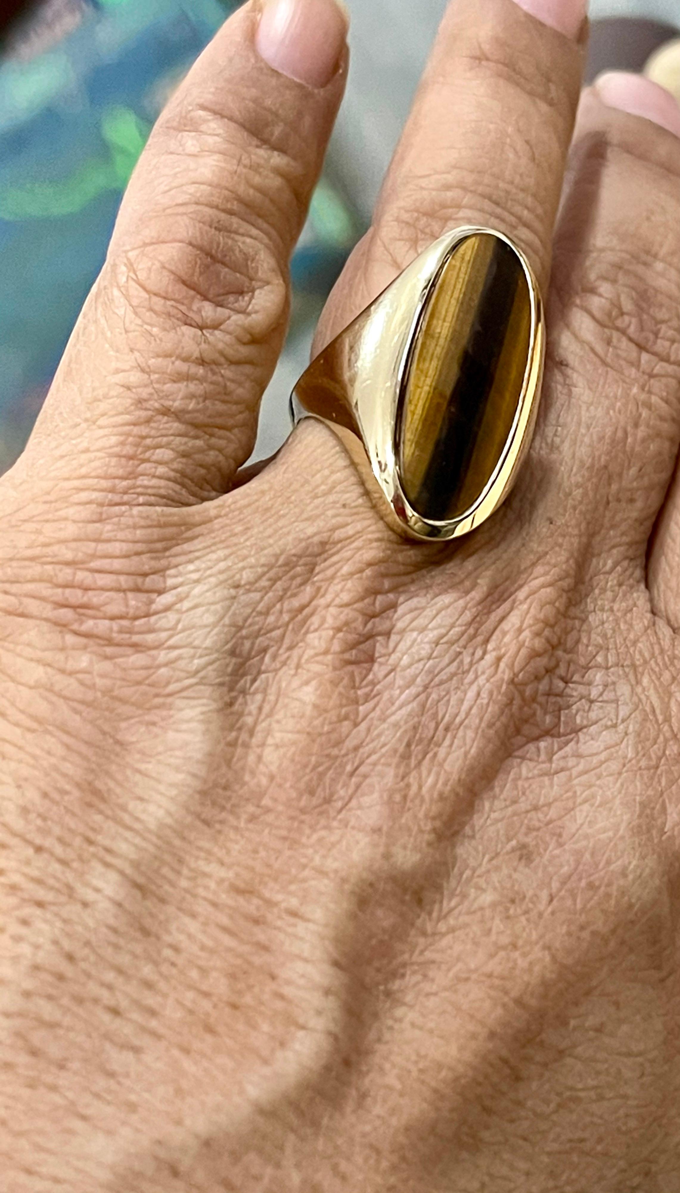 Large Oval Tiger's Eye Ring 14 Karat Yellow Gold 20 Grams For Sale 3