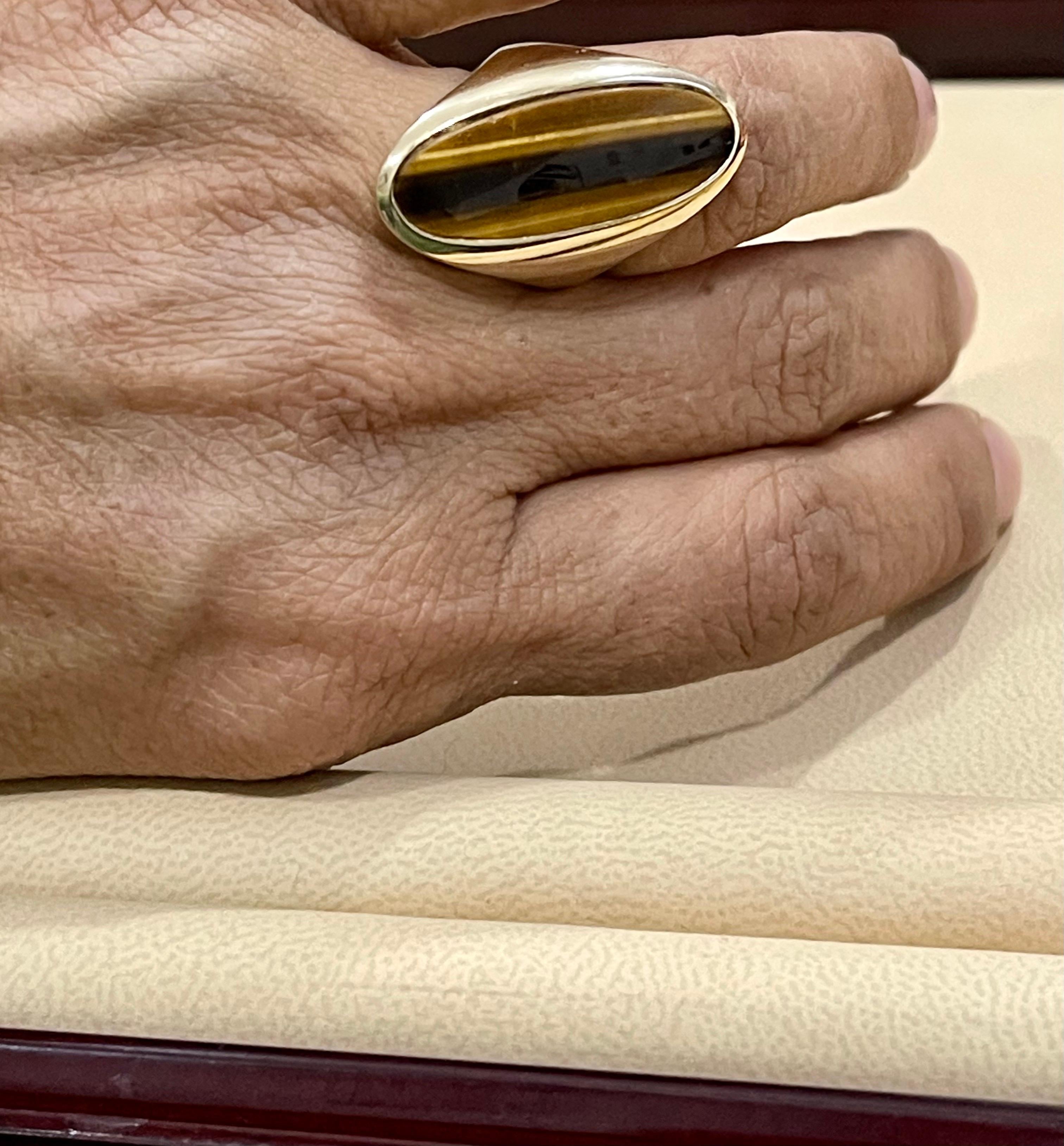 Large Oval Tiger's Eye Ring 14 Karat Yellow Gold 20 Grams For Sale 1