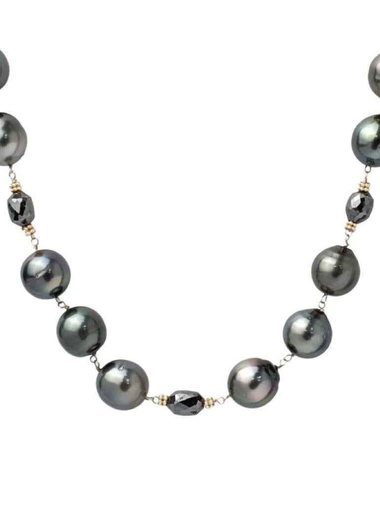 Un suggestivo gioco di luci e ombre. Questa collana presenta perle di Tahiti rotonde in varie tonalità di grigio argentato, ognuna selezionata per la sua lucentezza e tonalità. Le perle sono collegate a mano a perle di diamanti neri sfaccettati con