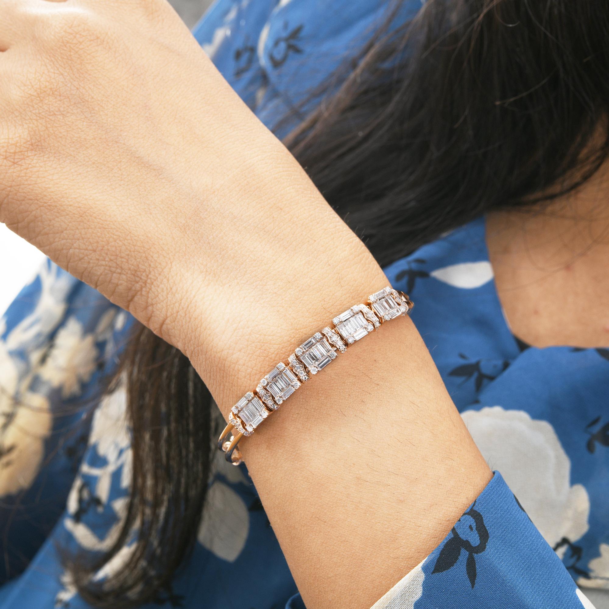 2.70 Carat Baguette Diamond Bangle Bracelet 18 Karat Rose Gold Handmade Jewelry In New Condition For Sale In Diera, Dubai